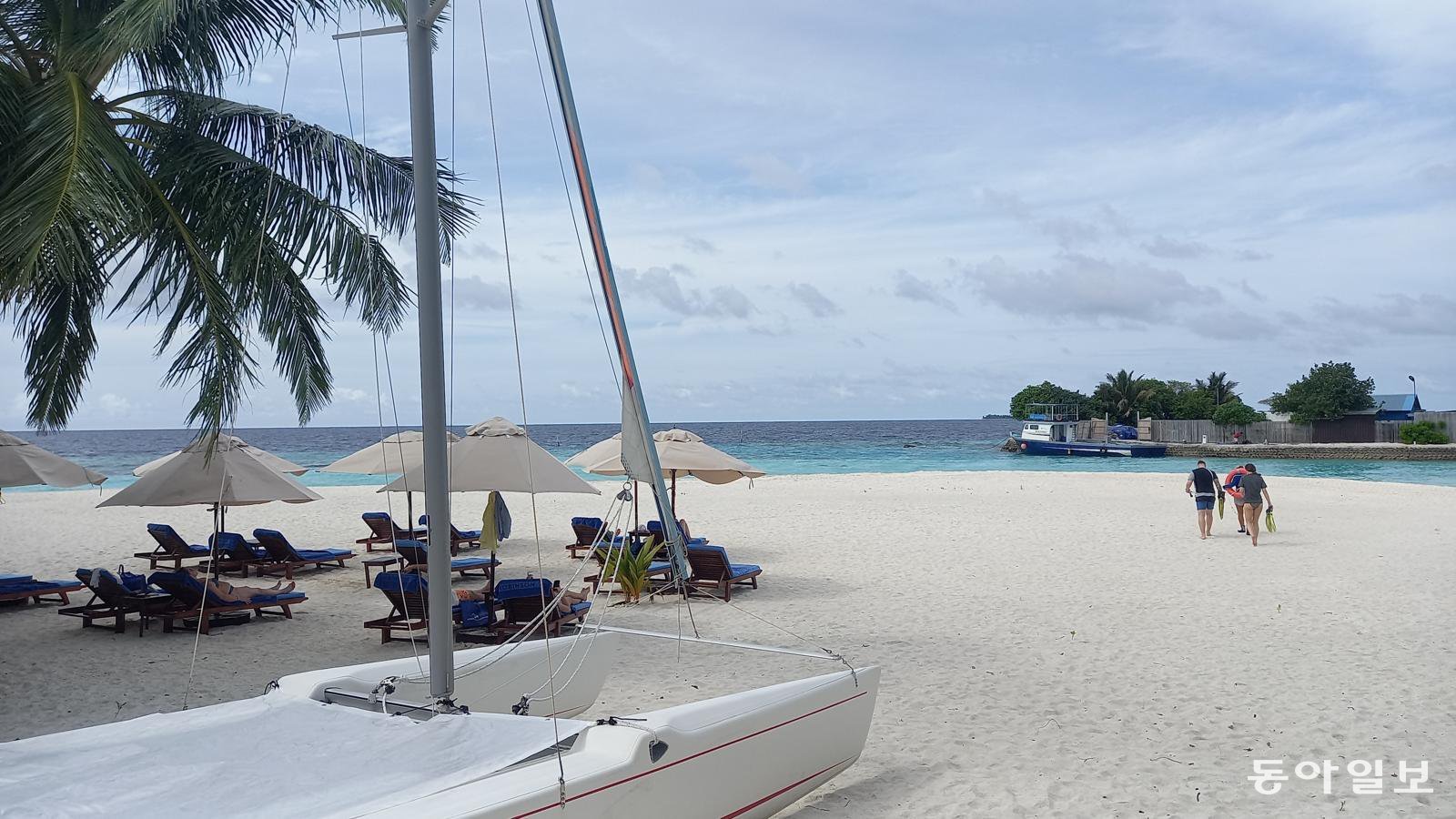 다이빙 샵 앞의 해변. 스노클링을 즐기러 사람들이 해변으로 나가고 있다.