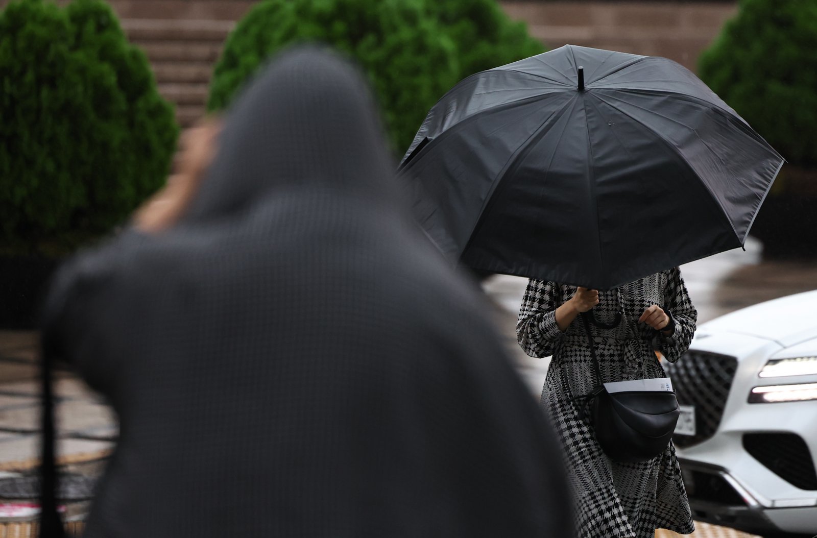 서울을 비롯한 수도권 곳곳에 비가 내리고 있는 10일 서울 종로구 세종대로 사거리 인근에서 시민들이 우산을 쓰고 발걸음을 재촉하고 있다. 2025.10.10. [서울=뉴시스]