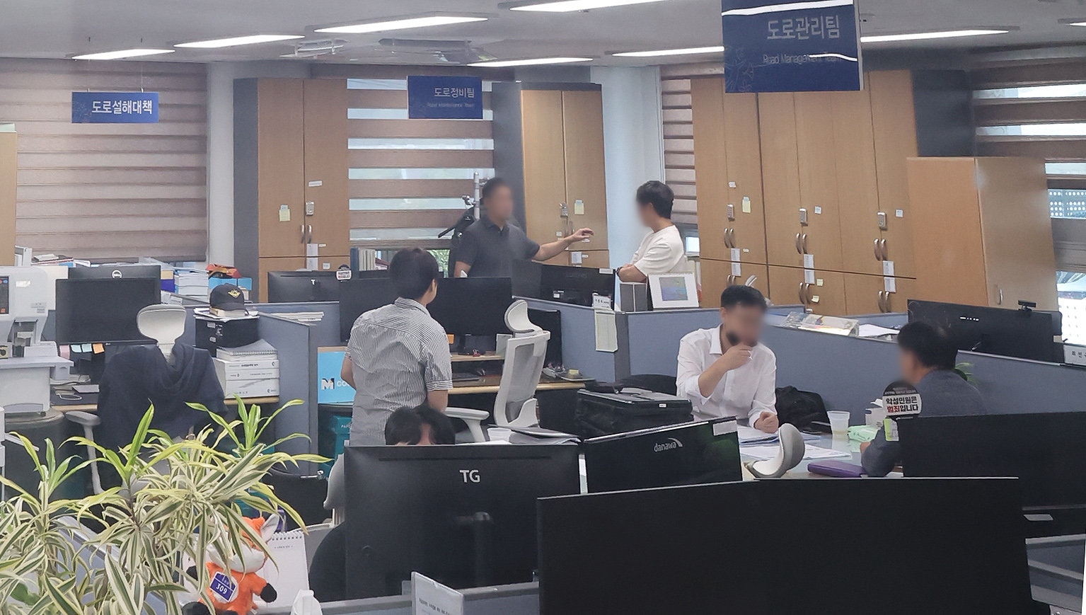 김건희 여사의 각종 의혹을 수사 중인 민중기 특별검사팀이 지난 8월 22일 경기 양평군청에서 양평 고속도로 종점 노선 변경 의혹 사건 등과 관련해 압수수색을 하고 있다. 2025.8.22/뉴스1