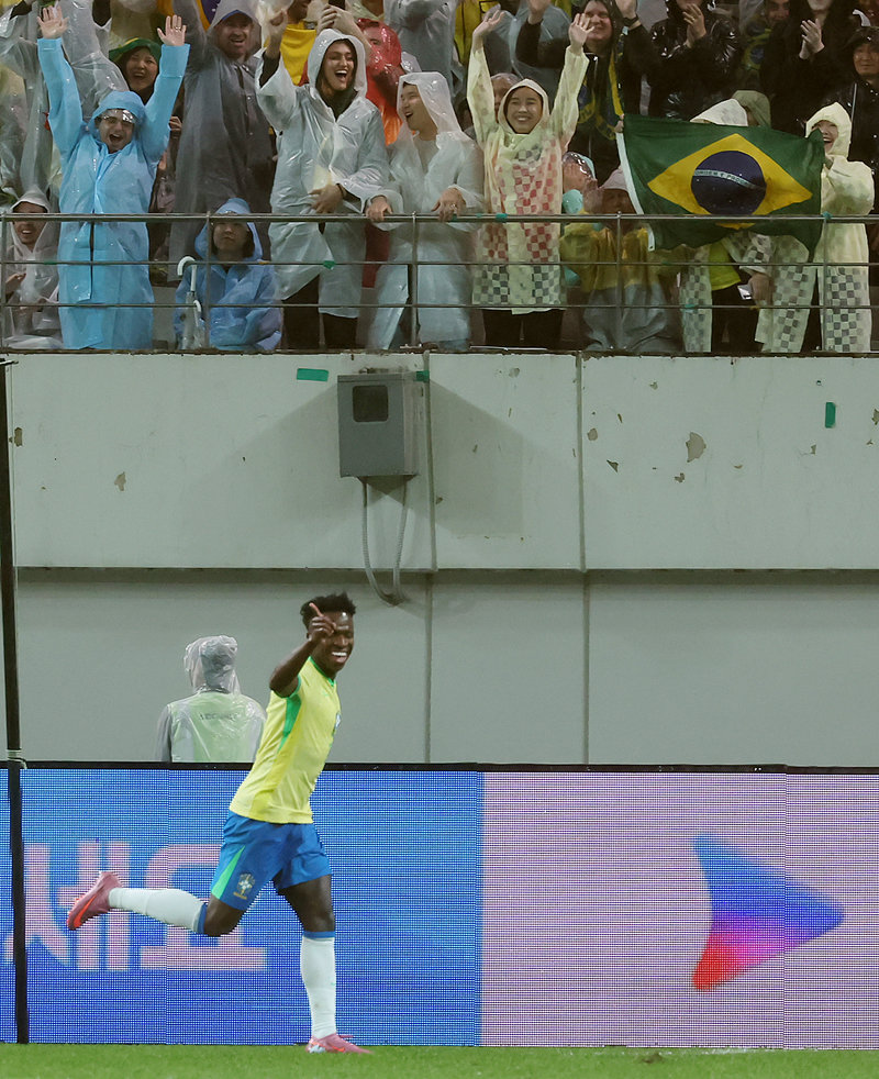 브라질 에이스인 비니시우스 주니어가 10일 한국과의 친선경기에서 후반 32분 팀의 다섯 번째 골을 넣은 뒤 환호하고 있다. 뉴스1