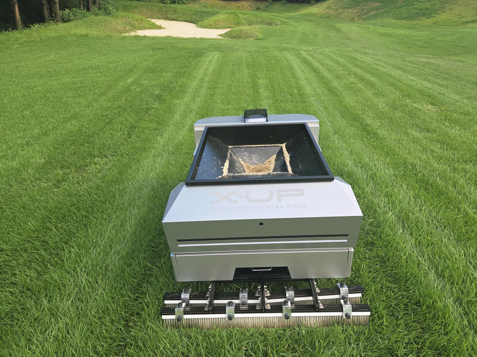 자율 주행 골프장 디보트 보수 로봇 ‘채움’이 골프장에서 작업하는 모습. 잔디 파인 곳을 찾아 모래를 넣어 주는 배토 작업을 하고 있다. 엑스업 제공