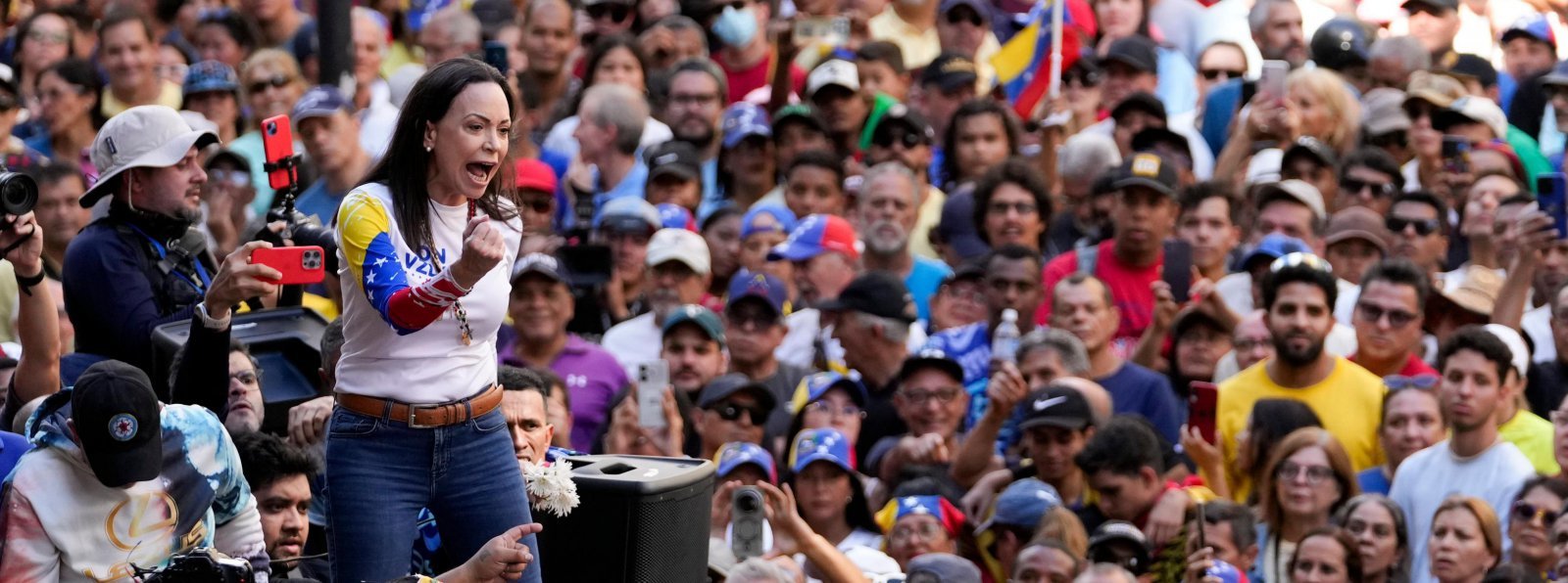 독재에 맞서 거리에 선 마차도
올해 노벨 평화상을 수상한 베네수엘라 야권 지도자 마리아 코리나 마차도가 니콜라스 마두로 대통령의 세 번째 임기가 시작되기 전날인 올해 1월 9일 수도 카라카스 도심에서 마두로 정권의 부정 선거와 독재를 규탄하고 있다. 카라카스=AP 뉴시스