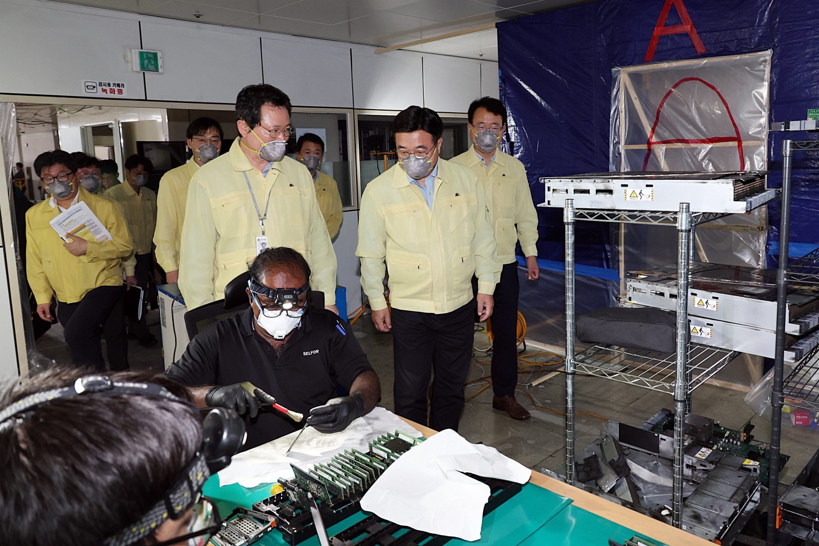 윤호중 행정안전부 장관이 8일 오후 대전 유성구 국가정보자원관리원 본원을 방문해 화재로 서비스가 중단된 행정정보시스템 복구현장을 점검하고 있다. (사진=행정안전부 제공) 2025.10.08 [서울=뉴시스]