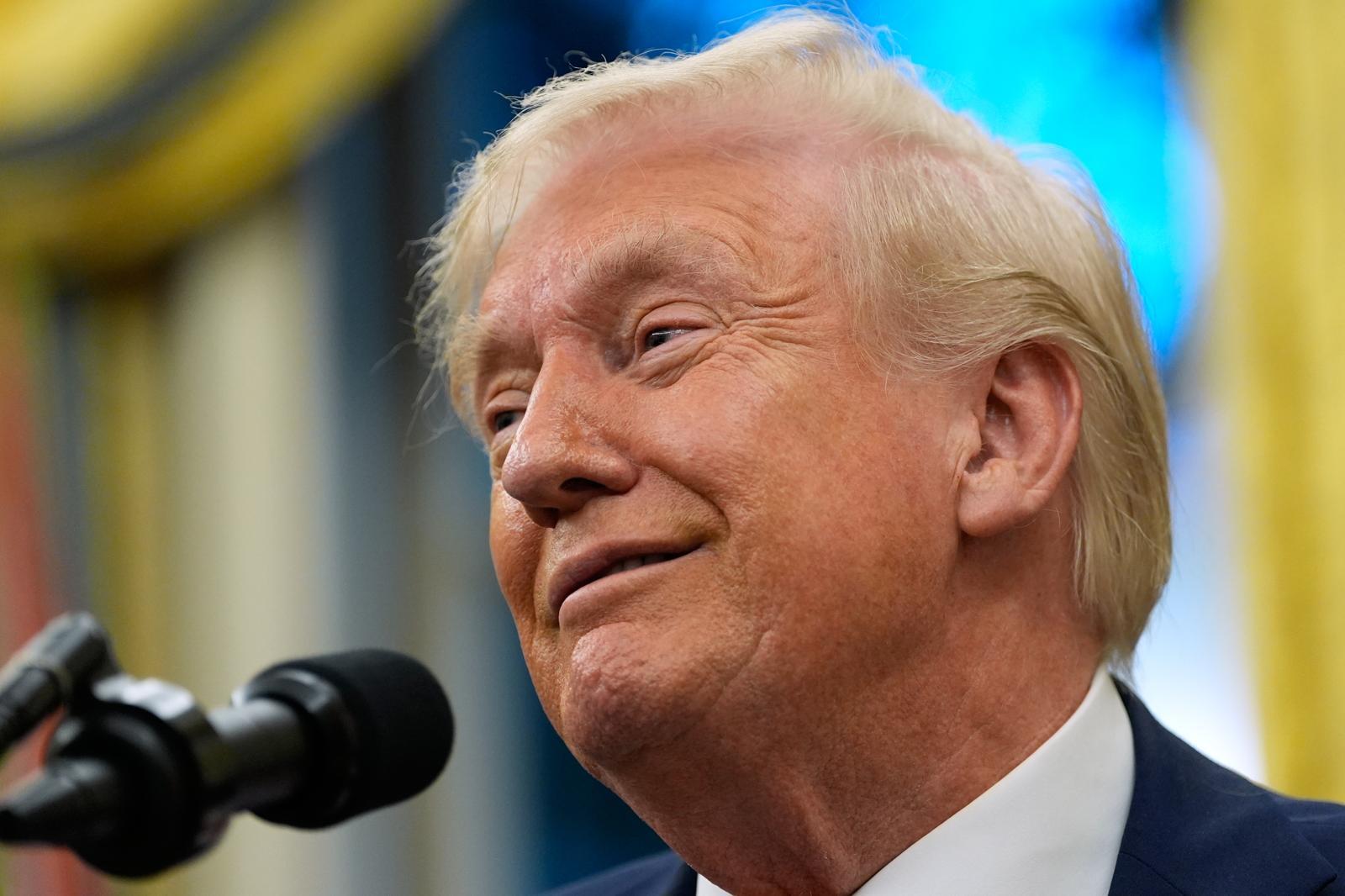 도널드 트럼프 미국 대통령이 10일(현지 시간) 백악관 집무실에서 약가 인하 관련 기자회견을 열고 발언 중 미소짓고 있다. 2025.10.11 [워싱턴=AP/뉴시스]