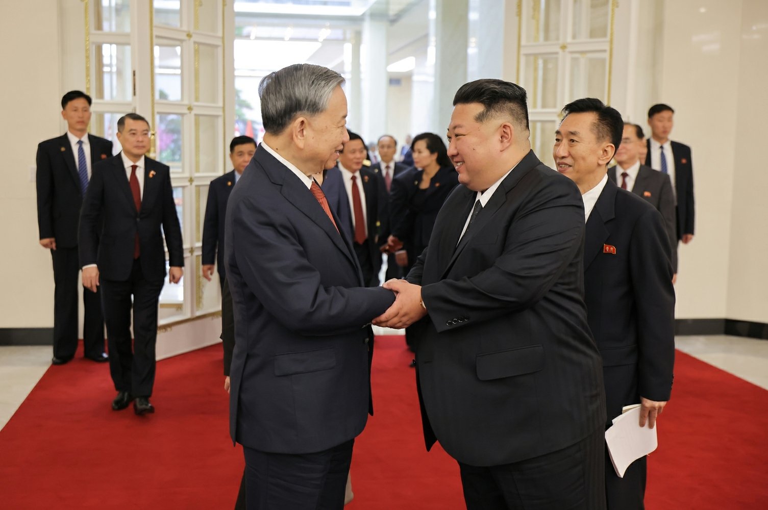 김정은 북한 노동당 총비서와 또 럼 베트남 공산당 서기장이 지난 9일 정상회담을 하는 모습 (평양 노동신문=뉴스1)