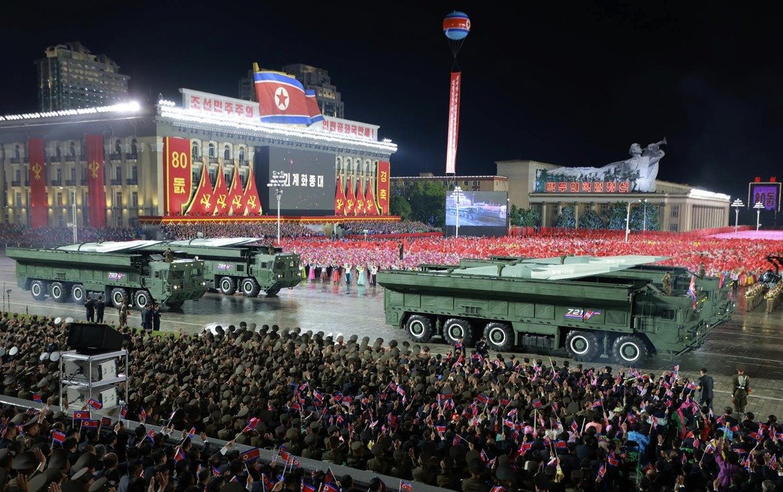 북한 노동당 기관지 노동신문은 11일 당 창건 80주년 경축 열병식이 전날 김일성광장에서 성대히 거행됐다고 보도했다. 사진은 대남용 극초음속 단거리탄도미사일(SRBM)인 ‘화성-11마’의 모습 (평양 노동신문=뉴스1)