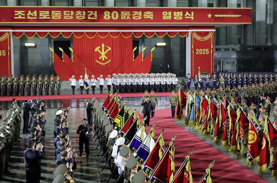 10일 밤 10시쯤 평양 김일성광장에서 북한 노동당 창건 80주년 기념 열병식이 진행됐다.  (평양 노동신문=뉴스1)