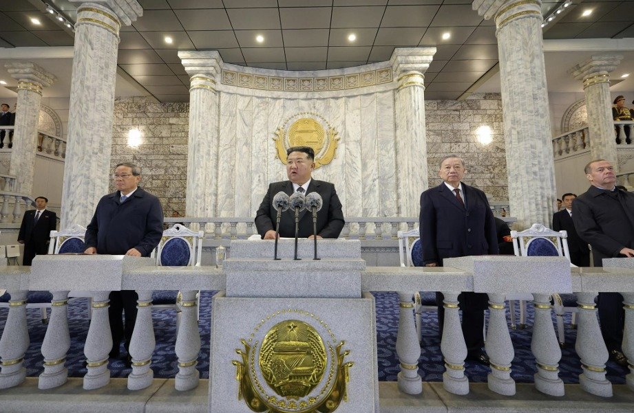 김정은 북한 노동당 총비서는 10일 당 창건 80주년 기념일을 맞아 평양 김일성광장에서 진행된 야간 열병식에 참석해 연설에 나섰다. 왼쪽부터 리창 중국 국무원 총리, 김정은 당 총비서, 또 럼 베트남 공산당 서기장, 드미트리 메드베데프 러시아 국가안보회의 부의장이 서있다. (평양 노동신문=뉴스1)