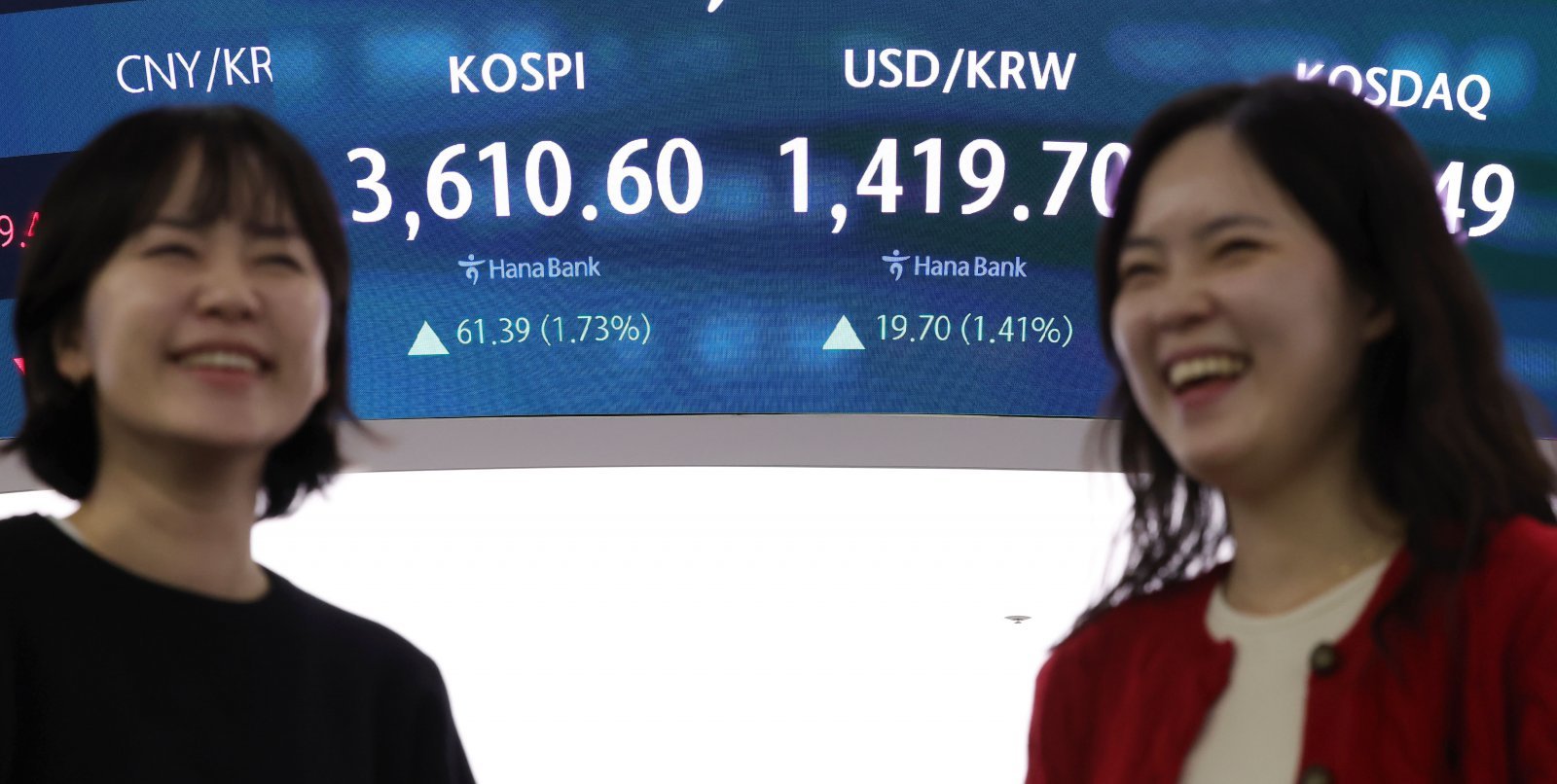 코스피가 전 거래일(3549.21)보다 61.39포인트(1.73%) 오른 3610.60에 마감한 10일 오후 서울 중구 하나은행 딜링룸 전광판에 지수가 표시되고 있다.  코스닥 지수는 전 거래일(854.25)보다 5.24포인트(0.61%) 상승한 859.49에 거래를 종료했다. 서울 외환시장에서 원·달러 환율은 전 거래일(1400.0원)보다 21.0원 오른 1421.0원에 주간 거래를 마감했다. 2025.10.10 [서울=뉴시스]
