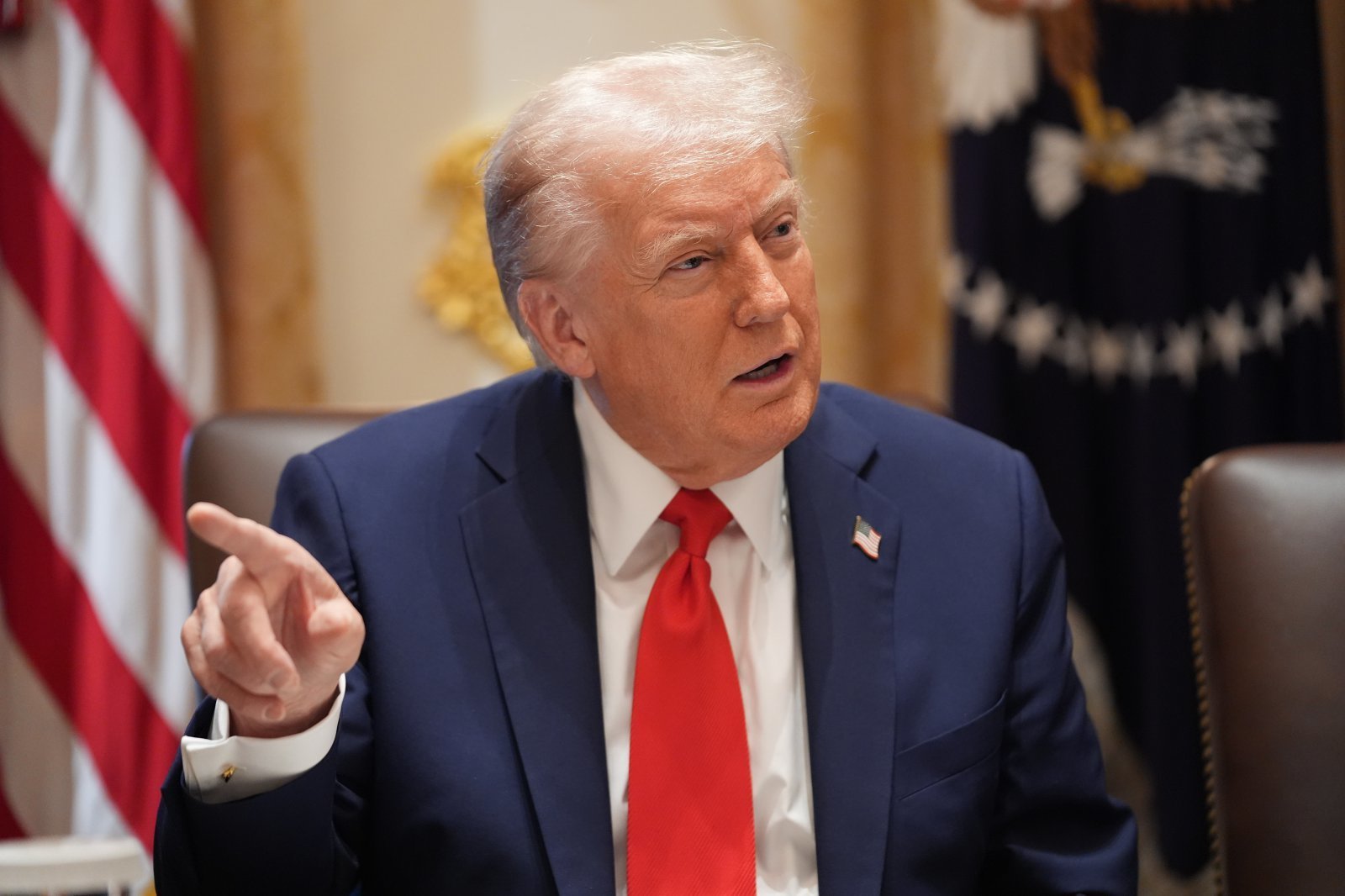 도널드 트럼프 미국 대통령이 9일(현지 시간) 백악관에서 각료회의를 주재하고 있다. 2025.10.10 워싱턴=AP 뉴시스