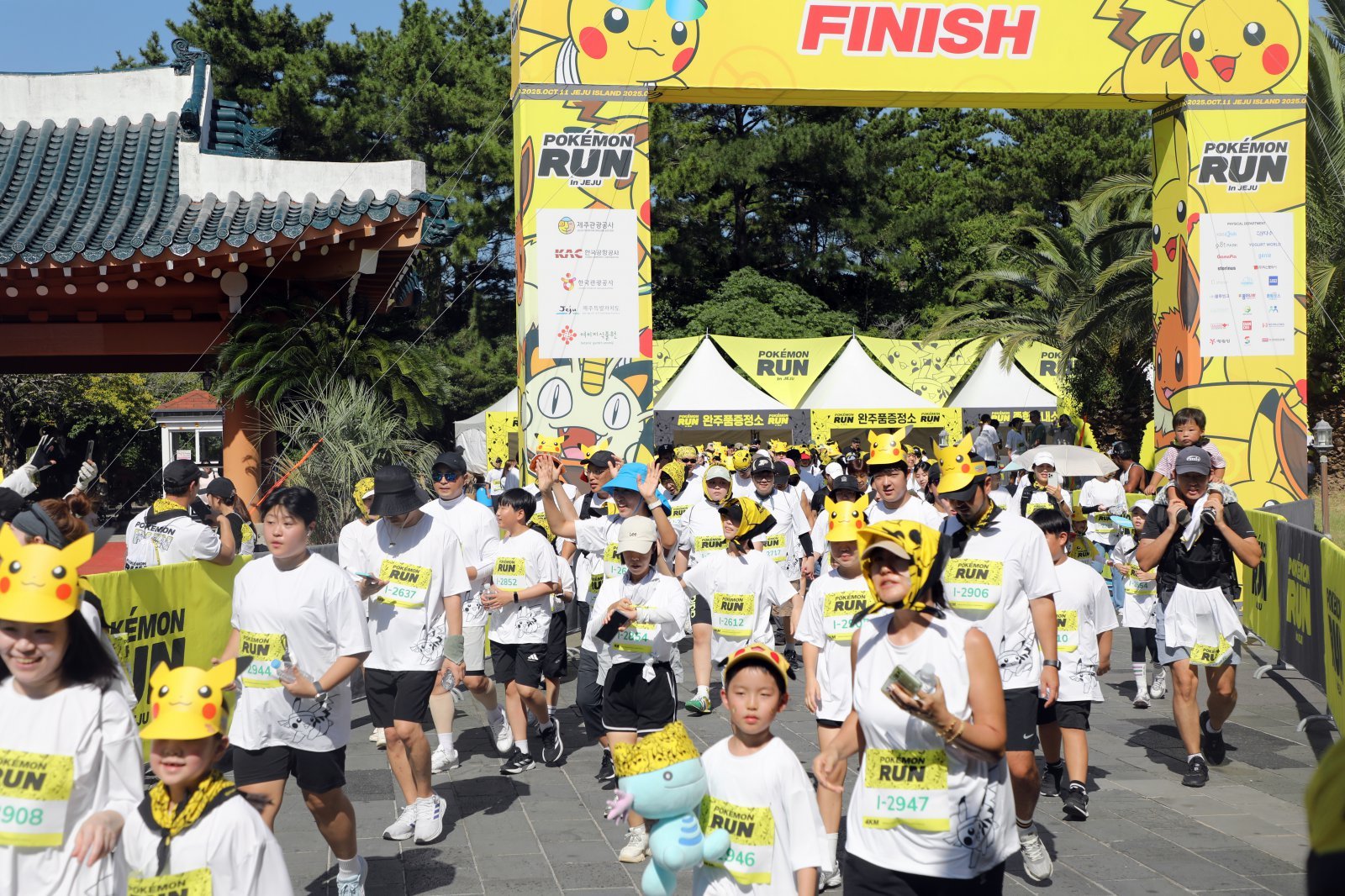 11일 오후 제주 서귀포시 중문관광단지에서 열린 ‘포켓몬 런’ 참가자들이 힘차게 출발하고 있다. 2025.10.11 뉴스1
