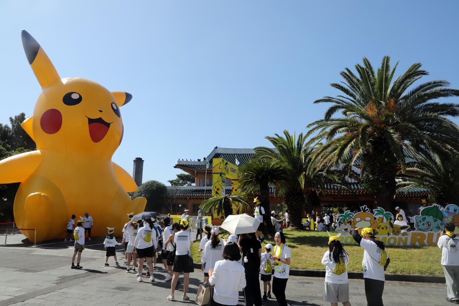 11일 오후 제주 서귀포시 중문관광단지에서 열린 ‘포켓몬 런’ 행사장에 대형 피카츄가 설치돼있다. 2025.10.11 뉴스1