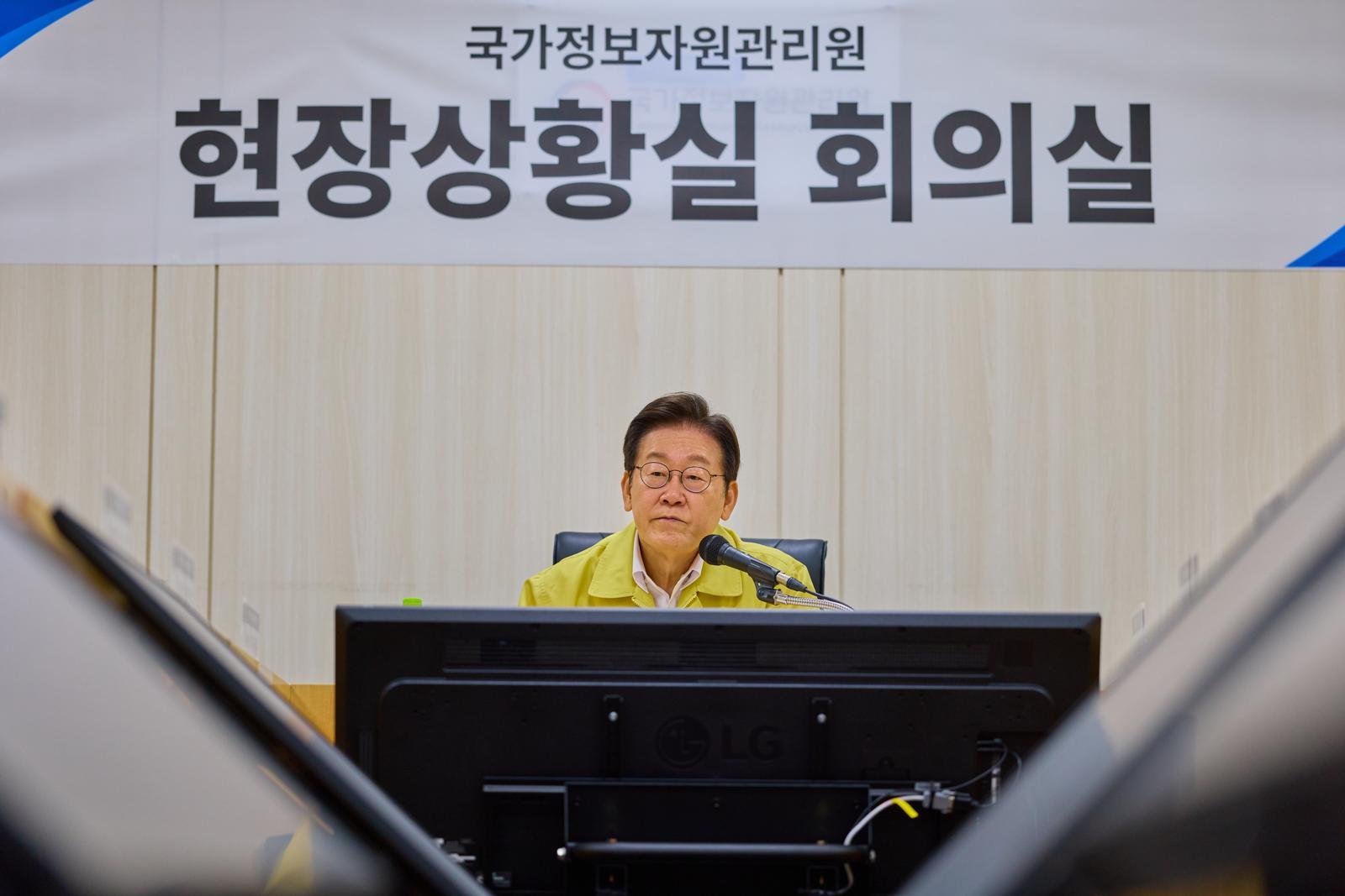 이재명 대통령이 10일 대전 유성구 국가정보자원관리원 현장상황실에서 열린 간담회에서 발언을 하고 있다. (대통령실 제공) 2025.10.10 뉴스1