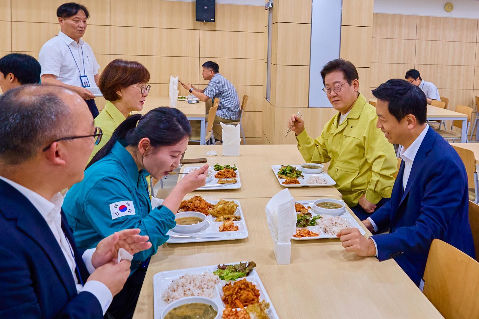 이재명 대통령이 지난 8월 21일 서울 용산 대통령실 청사에서 김현지 총무비서관 등 직원들과 오찬을 하고 있다. (이재명 대통령 SNS) 2025.8.22 뉴스1