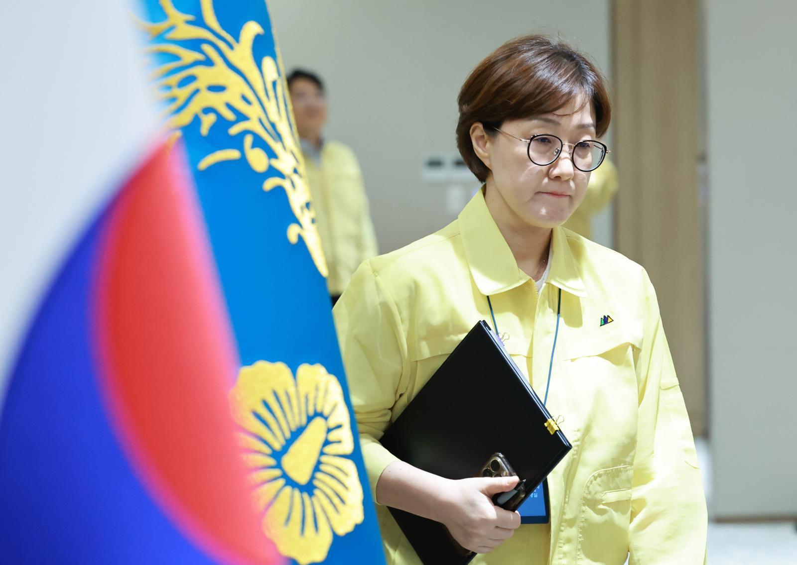 김현지 총무비서관이 18일 서울 용산 대통령실 청사에서 열린 제1회 을지국무회의 및 제37회 국무회의에 배석하고 있다. (대통령실통신사진기자단) 2025.08.18. 뉴시스