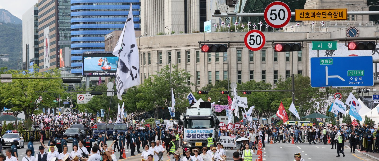 사진은 지난 광복절 연휴 둘째 날인 8월 16일 보수 성향 단체와 진보 성향 단체가 광화문 인근에서 동시에 집회를 벌이는 모습. 뉴스1