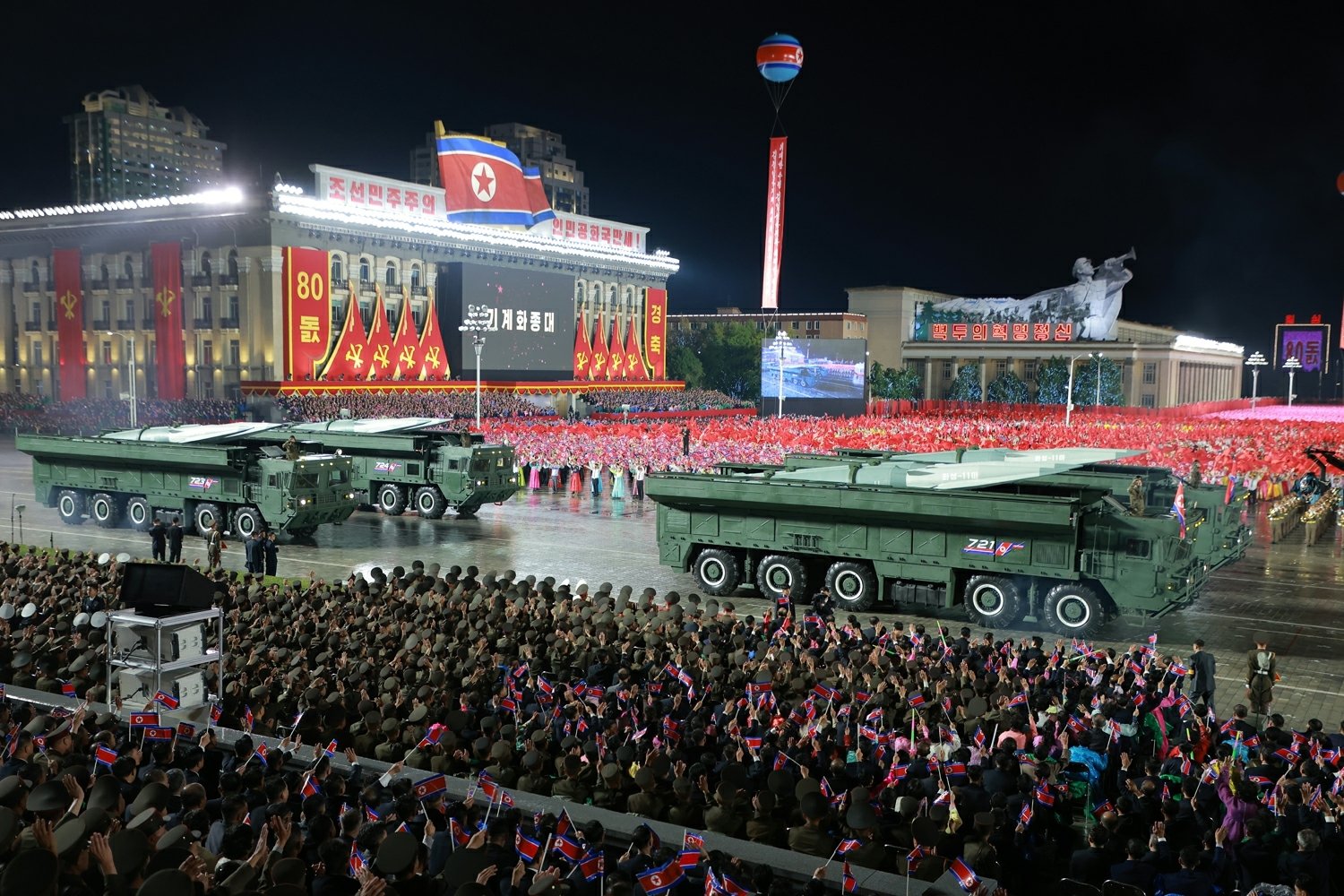 북한 노동당 기관지 노동신문은 10일 평양 김일성광장에서 북한 노동당 창건 80주년 기념 열병식이 진행됐다고 11일 보도했다. 사진은 신형 극초음속 단거리탄도미사일(SRBM)인 ‘화성-11마’. (평양 노동신문=뉴스1)