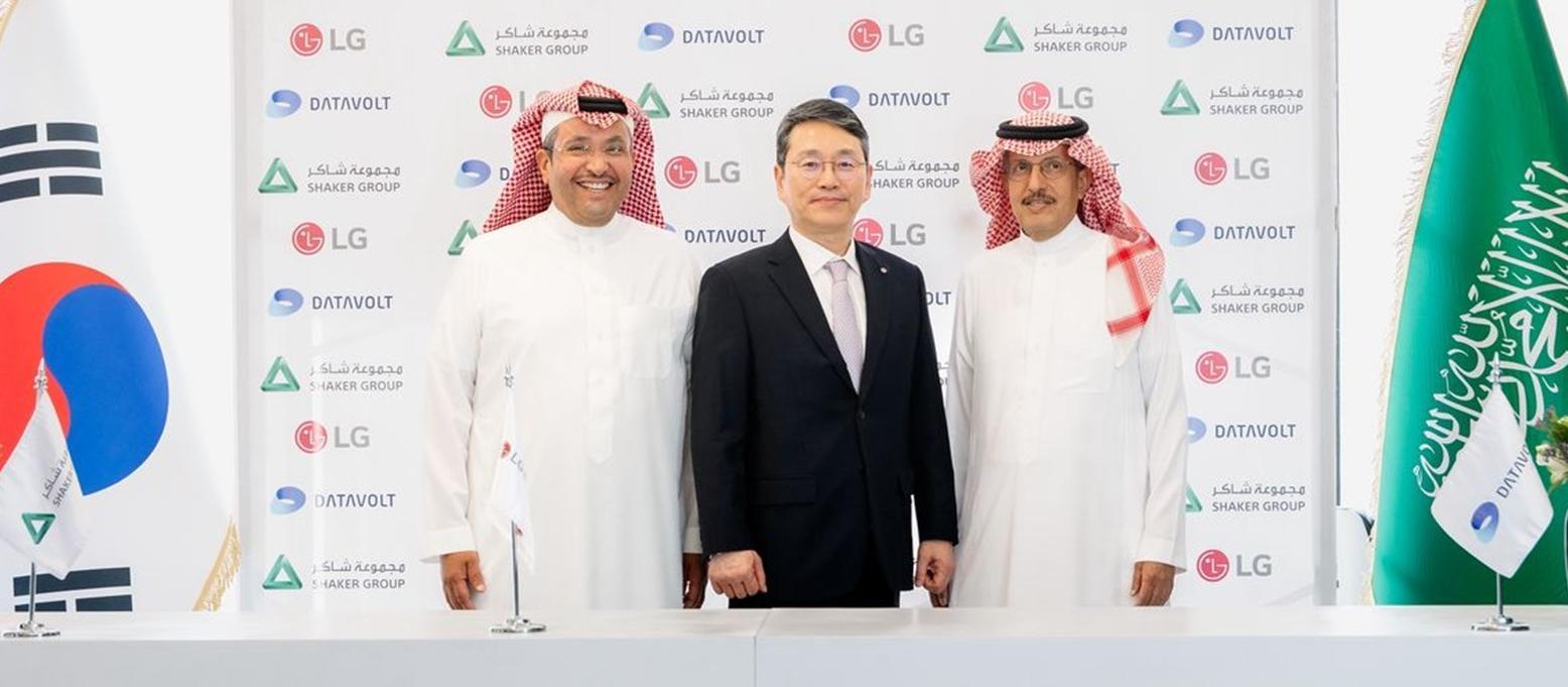 조주완 LG전자 사장(가운데)이 올해 9월 사우디아라비아 리야드에서 전자 유통기업 셰이커 그룹 압둘라 아부나얀 회장(왼쪽), 전력회사 아쿠아파워 무함마드 아부나얀 회장과 함께 AI 데이터센터에 냉각 솔루션을 공급하는 협력 방안을 논의하고 양해각서(MOU)를 체결했다. LG전자 제공