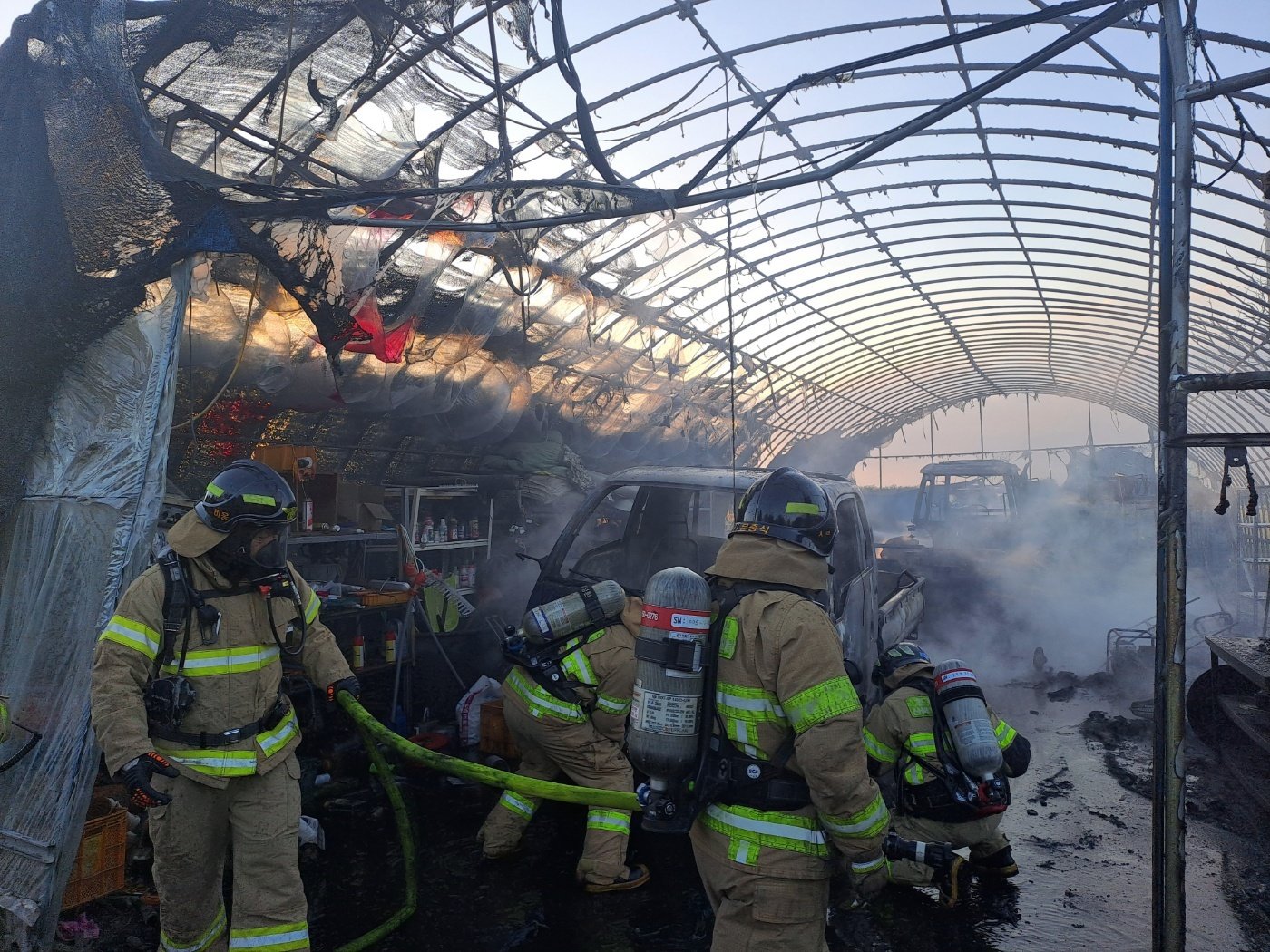 전북 군산시 옥서면 한 비닐하우스 화재 현장.(전북소방본부 제공)