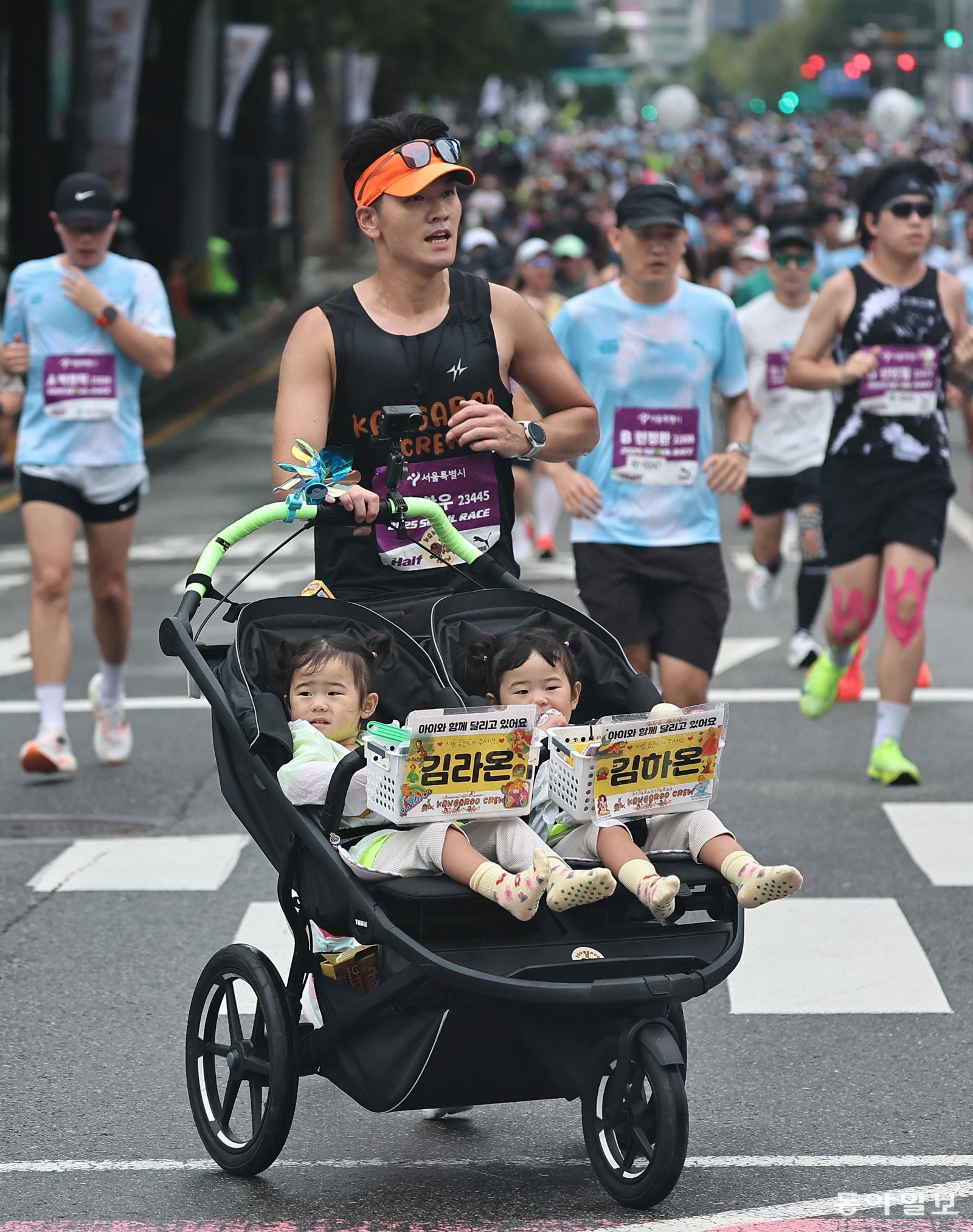 김찬우 씨가 라온, 하온 양을 유아차에 태우고 2025 서울달리기 하프코스를 출발하고 있다. 양회성 기자 yohan@donga.com