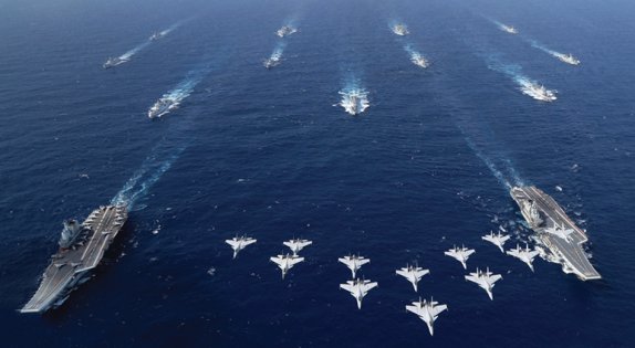 랴오닝함과 산둥함을 포함한 중국 해군 항공모함 전단. 중국은 대만 침공을 준비하는 차원에서 항모를 앞세운 공격 훈련을 실시하고 있다. 뉴시스