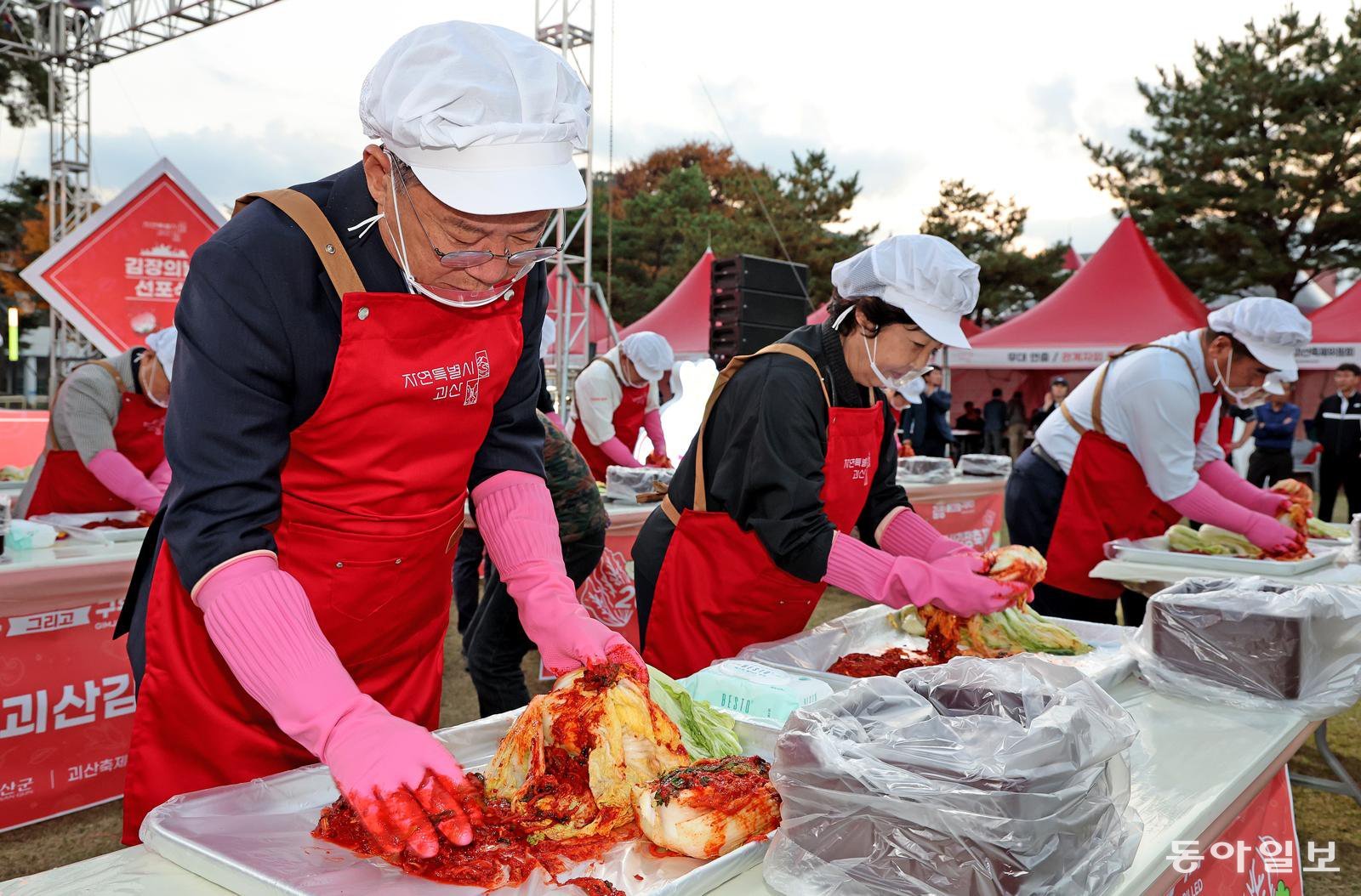 절임 배추의 원조 고장인 충북 괴산에서 다음 달 손쉽게 김치를 담글 수 있는 김장축제가 열린다. 사진은 지난해 축제 때 김장하는 모습. 괴산군 제공