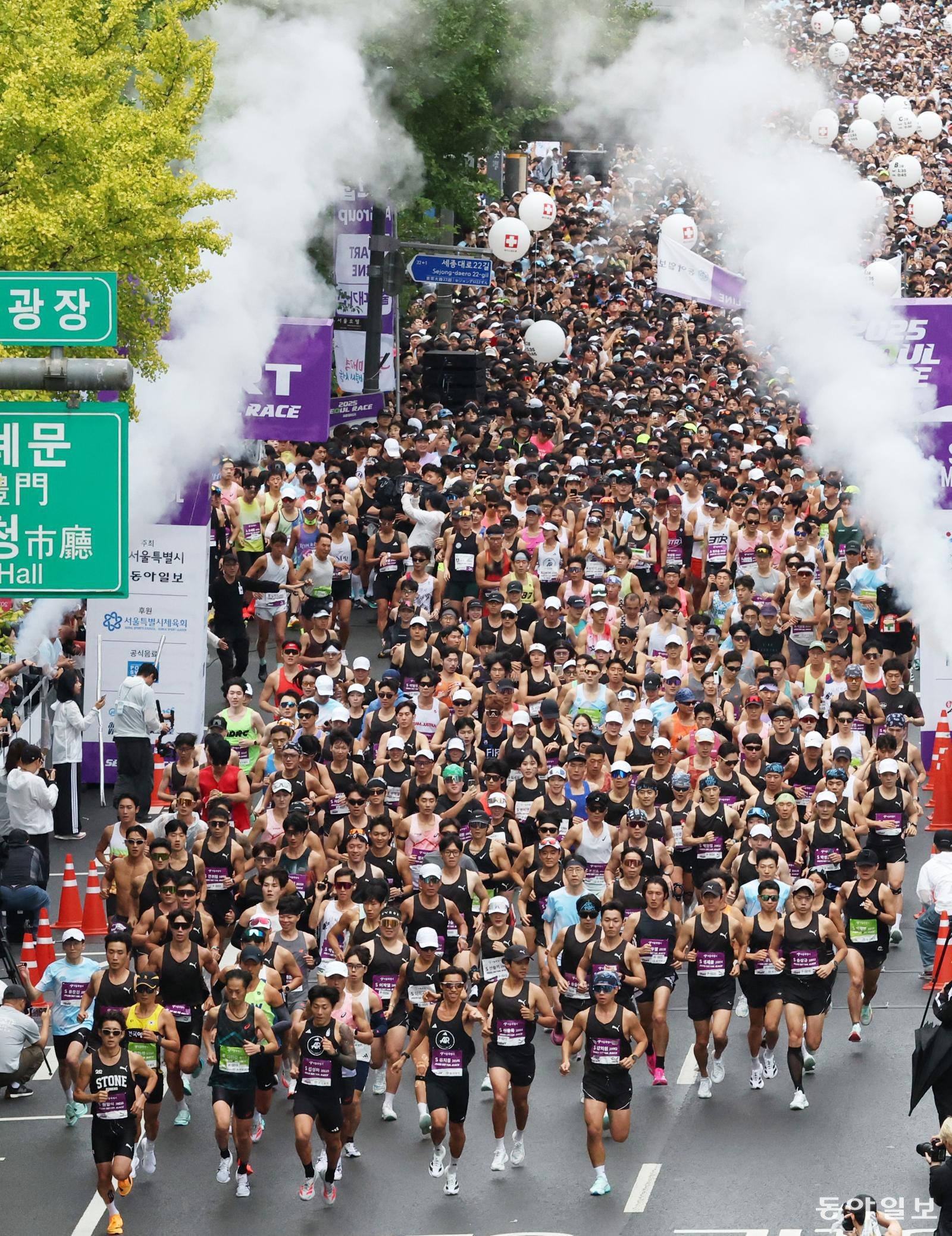 2025 서울달리기 참가자들이 서울 청계광장 옆 세종대로를 출발하고 있다. 최혁중 기자 sajinman@donga.com