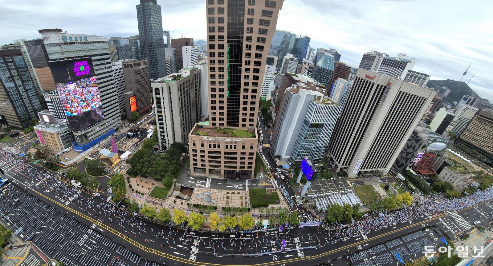 2025 서울달리기 참가자들이 서울 청계광장 앞 세종대로를 출발해 종로 방향으로 달리고 있다. 양회성 기자 yohan@donga.com