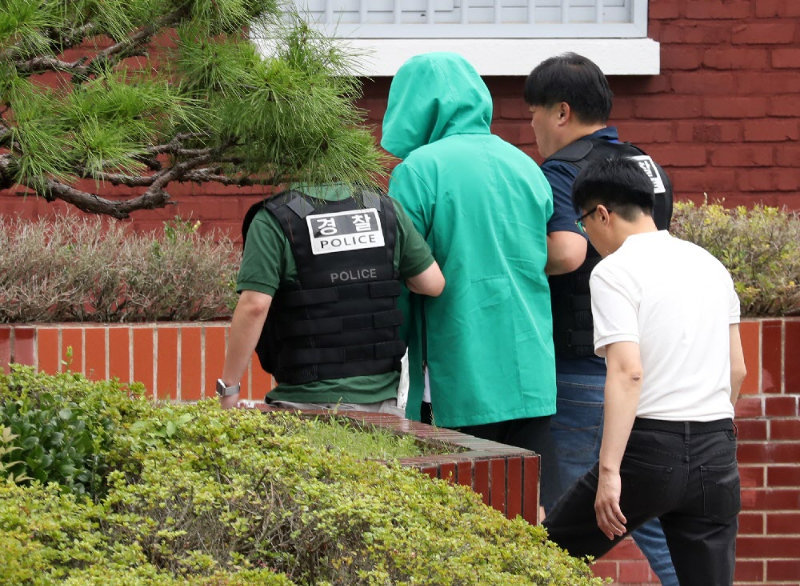 태국 파타야에서 공범 2명과 함께 한국인 관광객을 납치 살해한 혐의를 받는 피의자 A 씨(27)가 조사를 위해 경남 창원시 성산구 경남경찰청 형사기동대로 이동하고 있다. A 씨는 이날 캄보디아 프놈펜에서 인천국제공항을 통해 국내로 강제 송환됐다. 캄보디아에서 붙잡힌 지 58일 만이다. 2024.7.10/뉴스1