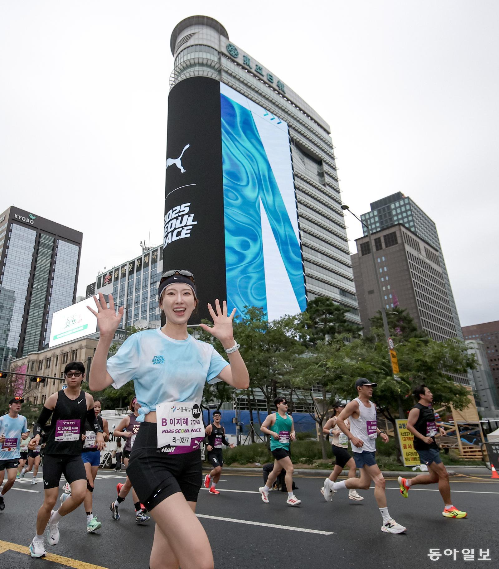 2025 서울달리기 하프코스 참가자들의 레이스 모습. 송은석 기자 silverstone@donga.com