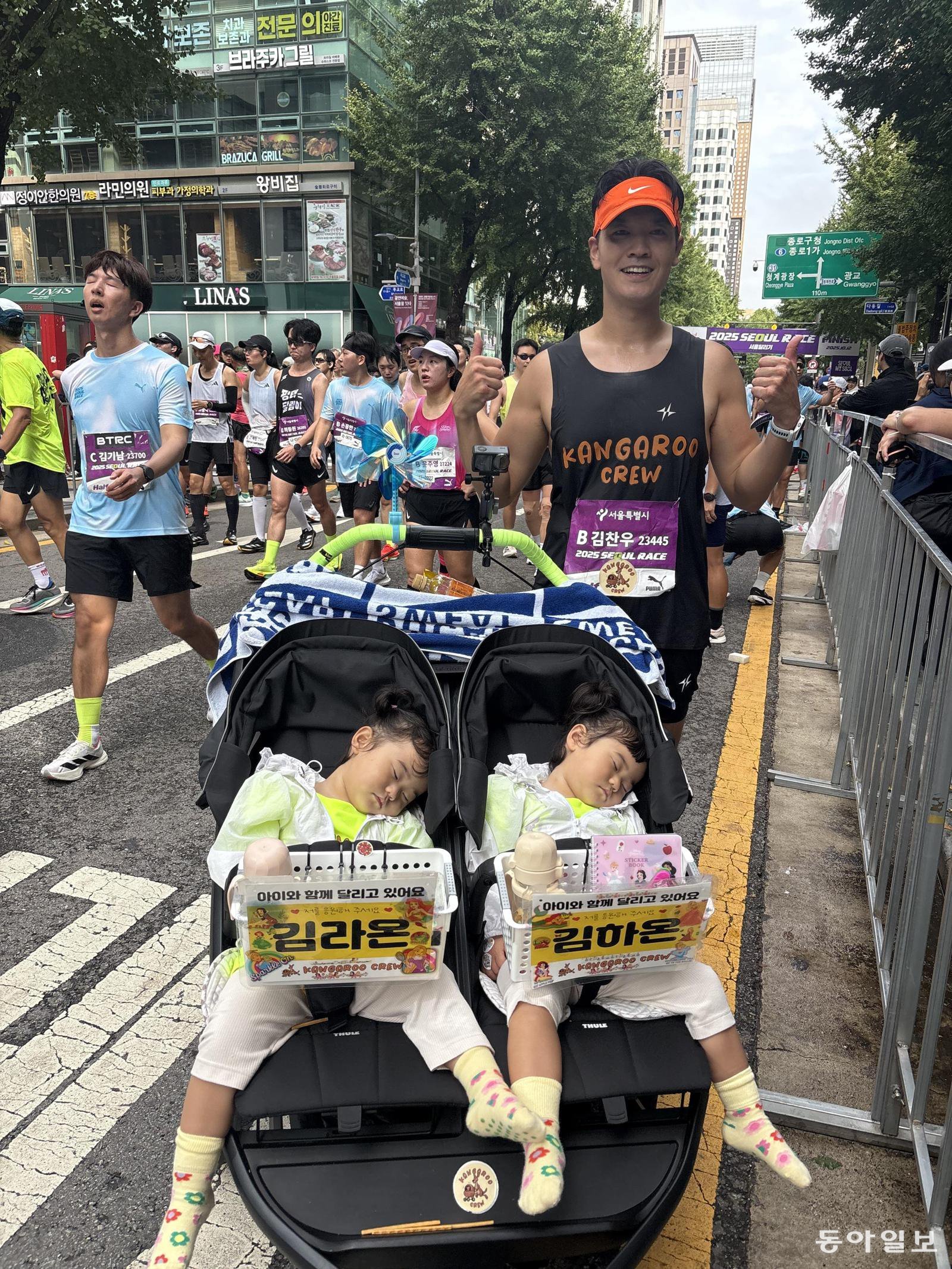 레이스를 마친 김찬우 씨가 잠든 아이들과 함께 완주 기념 샷을 남기고 있다. 임보미 기자 bom@donga.com