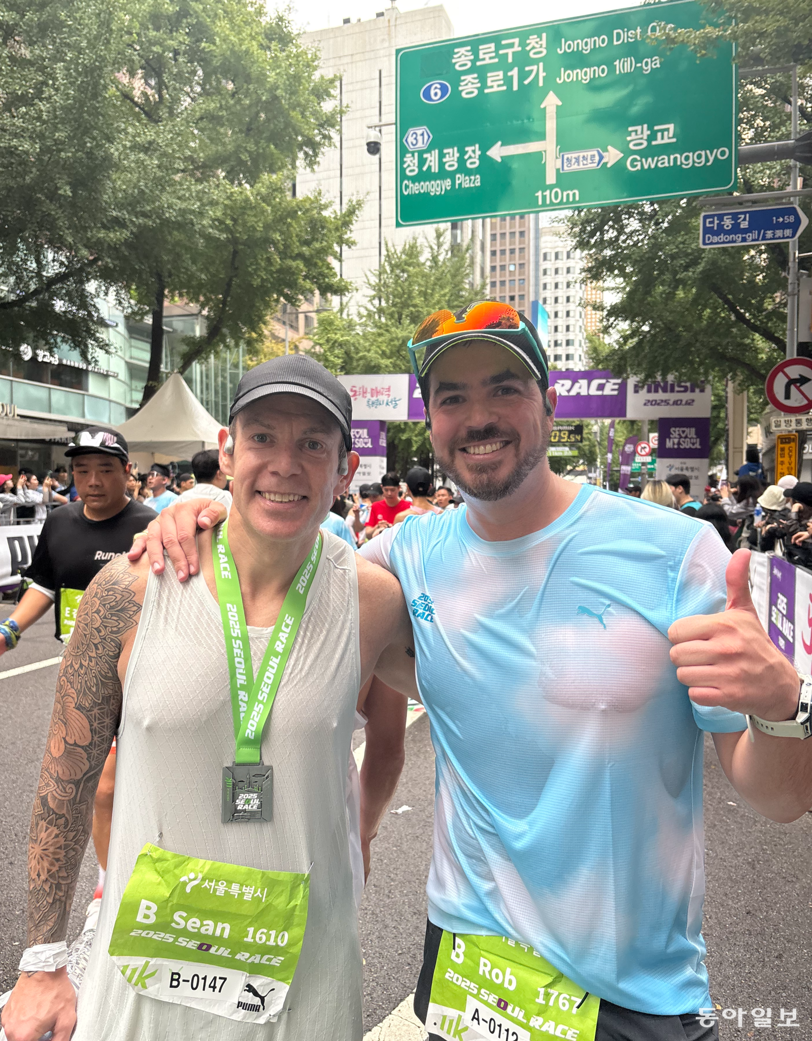 나란히 11km를 완주한 뒤 결승선에서 기념사진을 찍은 션 블레이클리 씨(왼쪽)와 롭 윌킨슨 씨. 임보미 기자 bom@donga.com