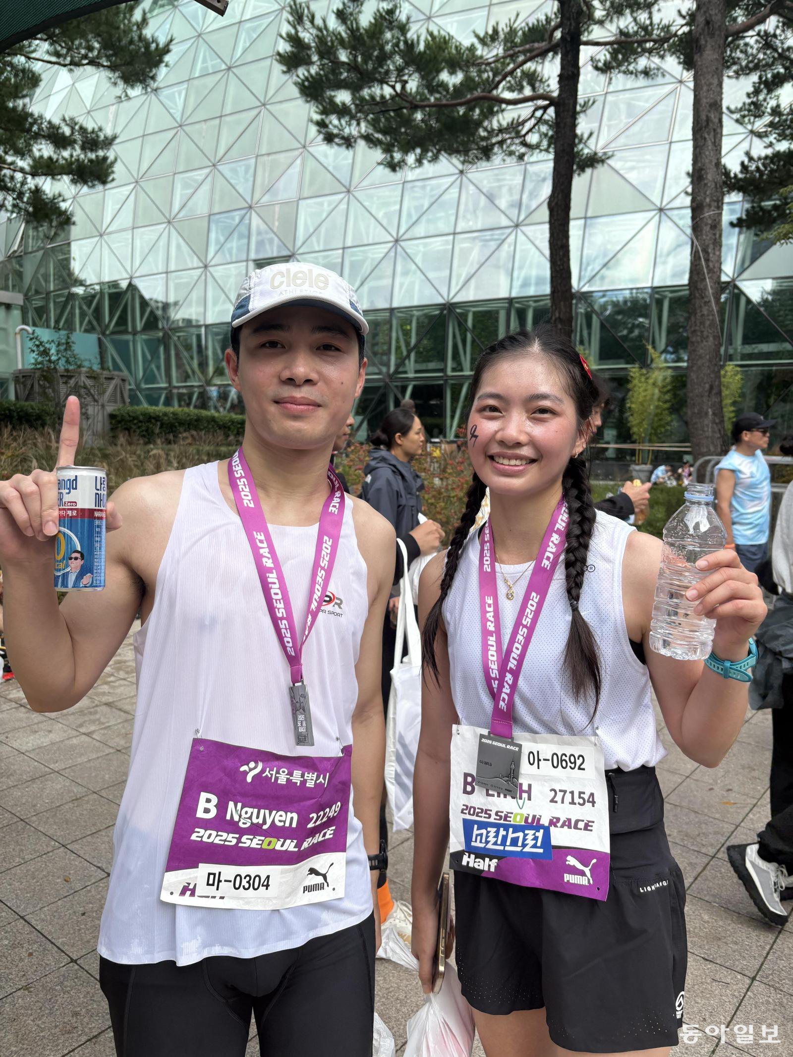 한국 생활 9년 차 유학생 원린지 씨(오른쪽)가 하프코스 완주 후 함께 뛴 동료와 기념사진을 남기고 있다.임보미 기자 bom@donga.com