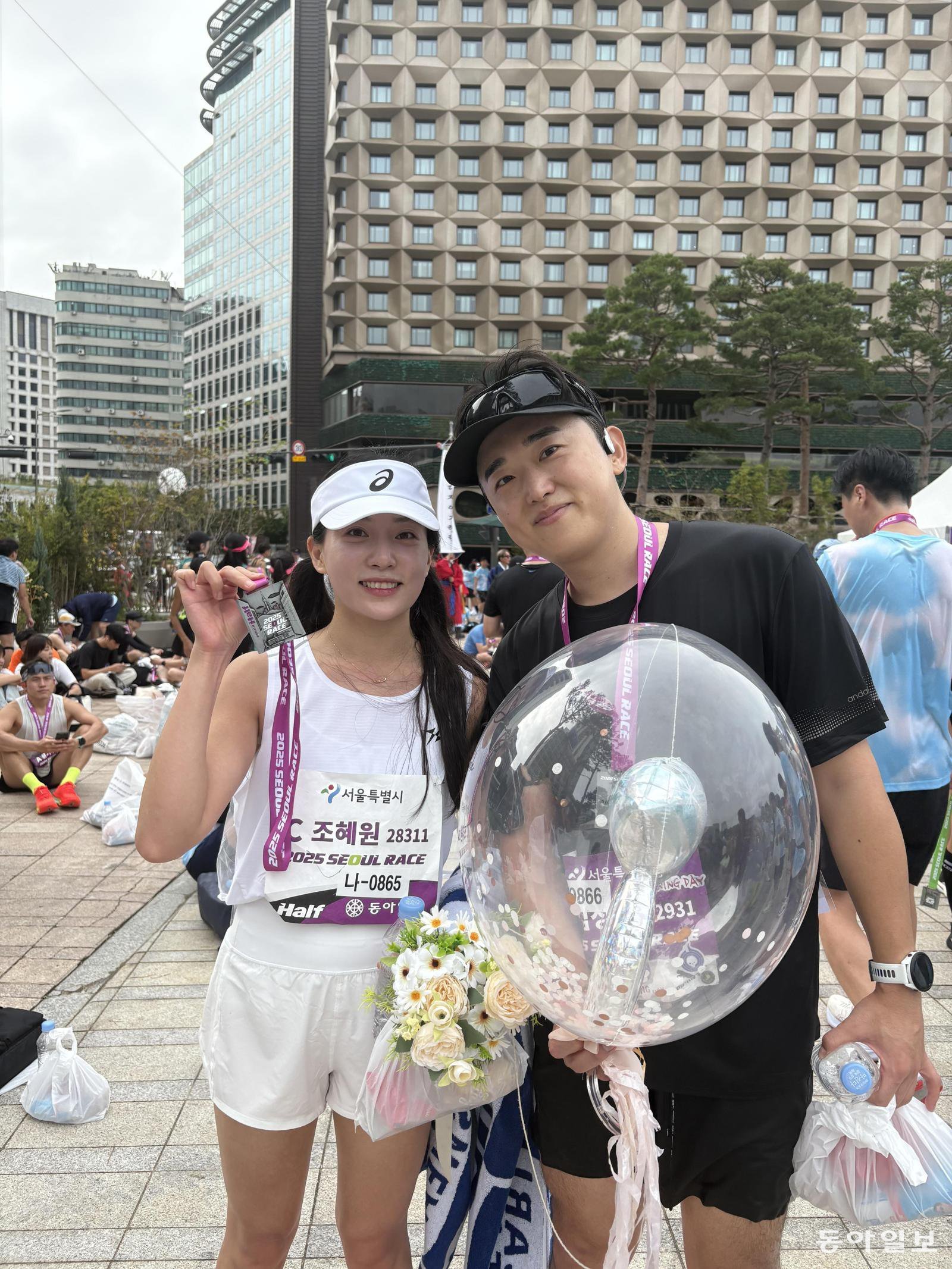 내년 결혼을 앞두고 결혼 일자를 적은 풍선을 들고 뛴 조혜원-김성혁 씨 커플. 임보미 기자 bom@donga.com