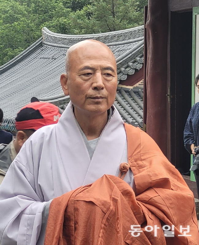 현덕사 동식물 천도재의 대상은 반려동물뿐만 아니라 구제역, 조류인플루엔자 등으로 살처분된 가축, 실험에 쓰인 동물도 포함한다. 현종 스님은 “한 약사가 대학 때 쥐를 실험용으로 사용했던 미안함과 죄책감에 선후배들과 천도재를 부탁해 지금까지 위패를 모시고 있다”며 “생명의 귀함을 느낀다면 거기가 극락”이라고 했다. 강릉=이진구 기자 sys1201@donga.com