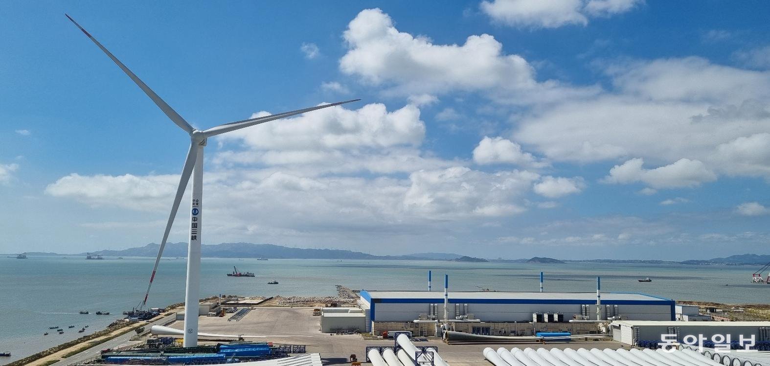 9월 26일 찾은 중국 푸젠성 푸칭에 있는 ‘푸젠 싼샤 해상풍력 국제산업단지’. 거대한 풍력발전 설비 주변으로 이 단지에서 만들어진 수십 개의 블레이드가 조립을 기다리고 있다. 푸젠=이채린 동아사이언스 기자 rini113@donga.com