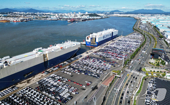 현대자동차 울산공장 수출선적부두에 입항한 현대글로비스의 자동차운반선.