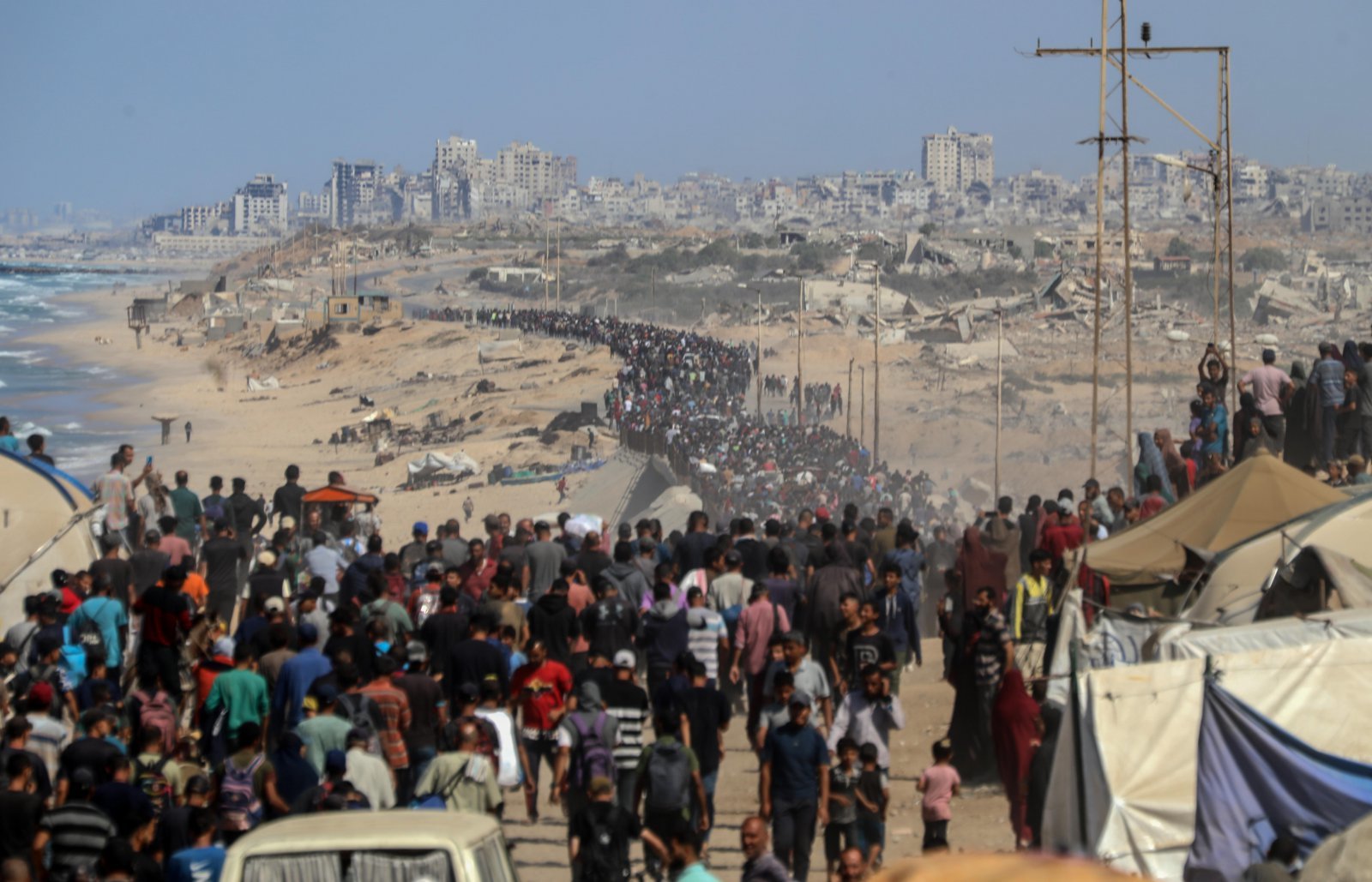 ‘가자시티 귀환’ 팔 주민 긴 행렬 10일 팔레스타인 가자지구 중부 해안에서 북부 거점도시 가자시티로 귀환하려는 주민들이 긴 행렬을 이루고 있다. 팔레스타인 무장단체 하마스와의 1단계 휴전에 합의한 이스라엘이 그간 통제했던 주요 도로의 통행을 허용하면서 전쟁 발발 후 중남부로 피신했던 가자시티 주민들이 복귀할 통로가 마련됐다. 가자지구=신화 뉴시스
