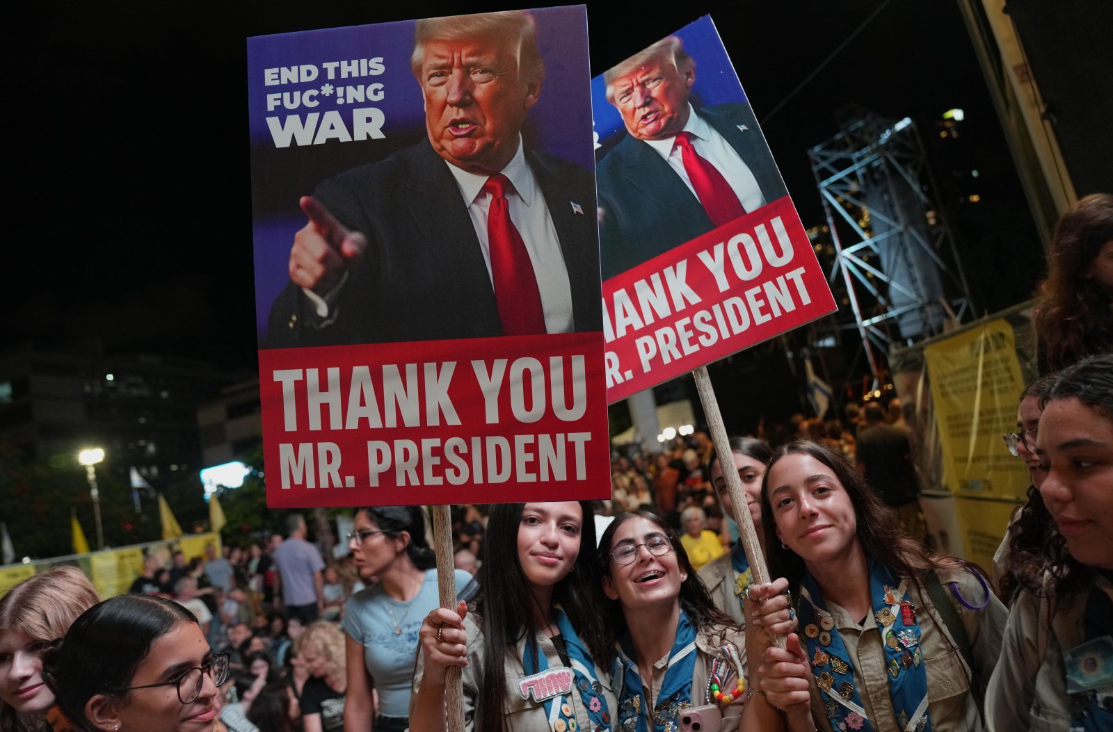 이스라엘 군중 “생큐 트럼프” 11일 이스라엘 텔아비브 시민들이 이번 휴전 협상을 중재한 도널드 트럼프 미국 대통령의 얼굴이 그려진 팻말을 들고 조속한 휴전 개시, 하마스가 억류 중인 인질들의 빠른 귀환을 촉구하고 있다. 텔아비브=AP 뉴시스