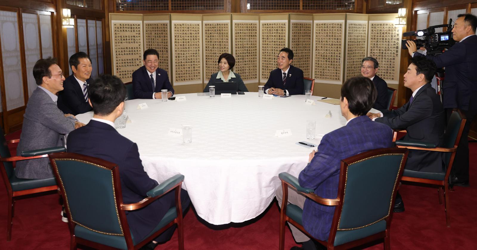 김민석 국무총리가 12일 서울 종로구 삼청동 국무총리 서울공관에서 열린 제4차 고위당정협의회에 앞서 강훈식 대통령 비서실장, 정청래 더불어민주당 대표, 김병기 원내대표 등과 함께 대화를 나누고 있다. 2025.10.12. 사진공동취재단