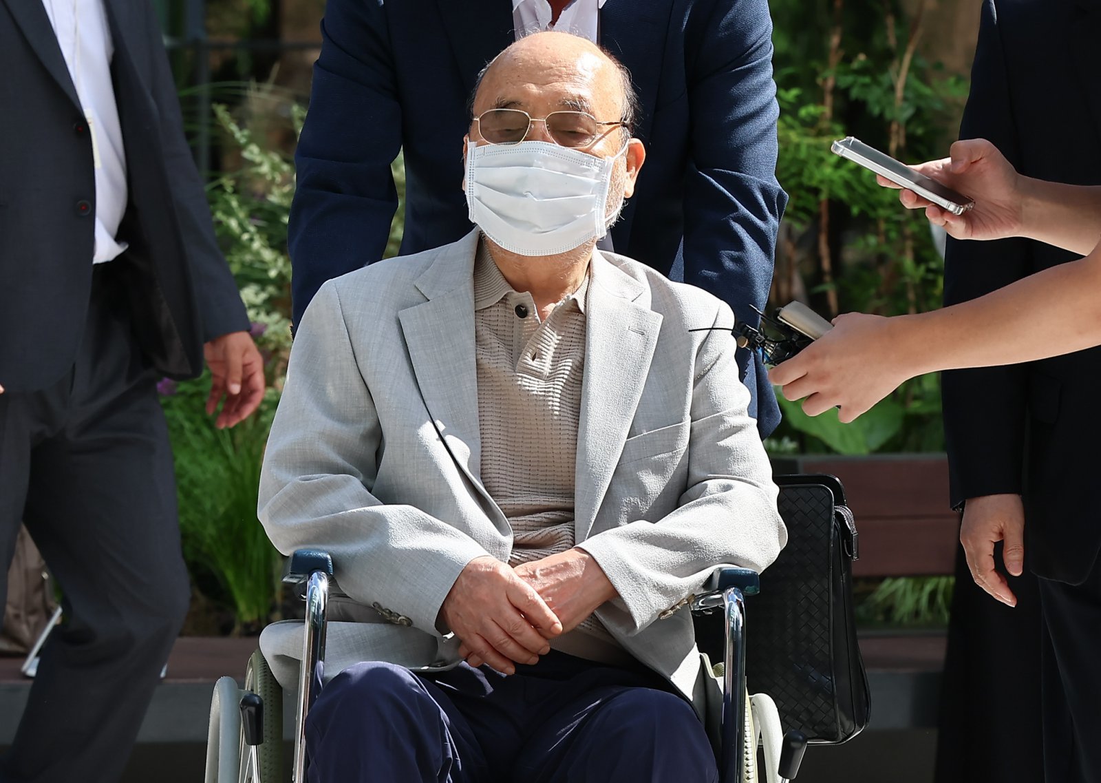 ‘김건희 여사 인사 청탁 의혹’을 받는 이봉관 서희건설 회장이 2일 서울 종로구 광화문에 마련된 김건희 특검팀 사무실에 조사를 위해 출석하고 있다. 2025.9.2/뉴스1