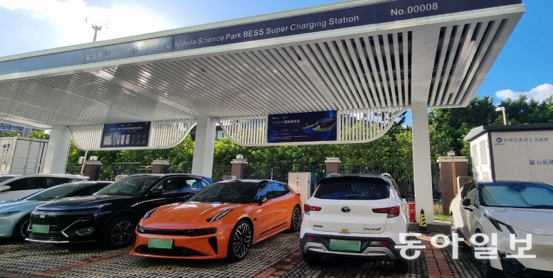 네뷸라 일렉트로닉스가 공개한 배터리에너지저장장치(BESS) 시스템. 이 시스템에선 에너지를 저장할 뿐 아니라 전기차를 바로 충전할 수도 있다. 푸젠=이채린 동아사이언스 기자 rini113@donga.com