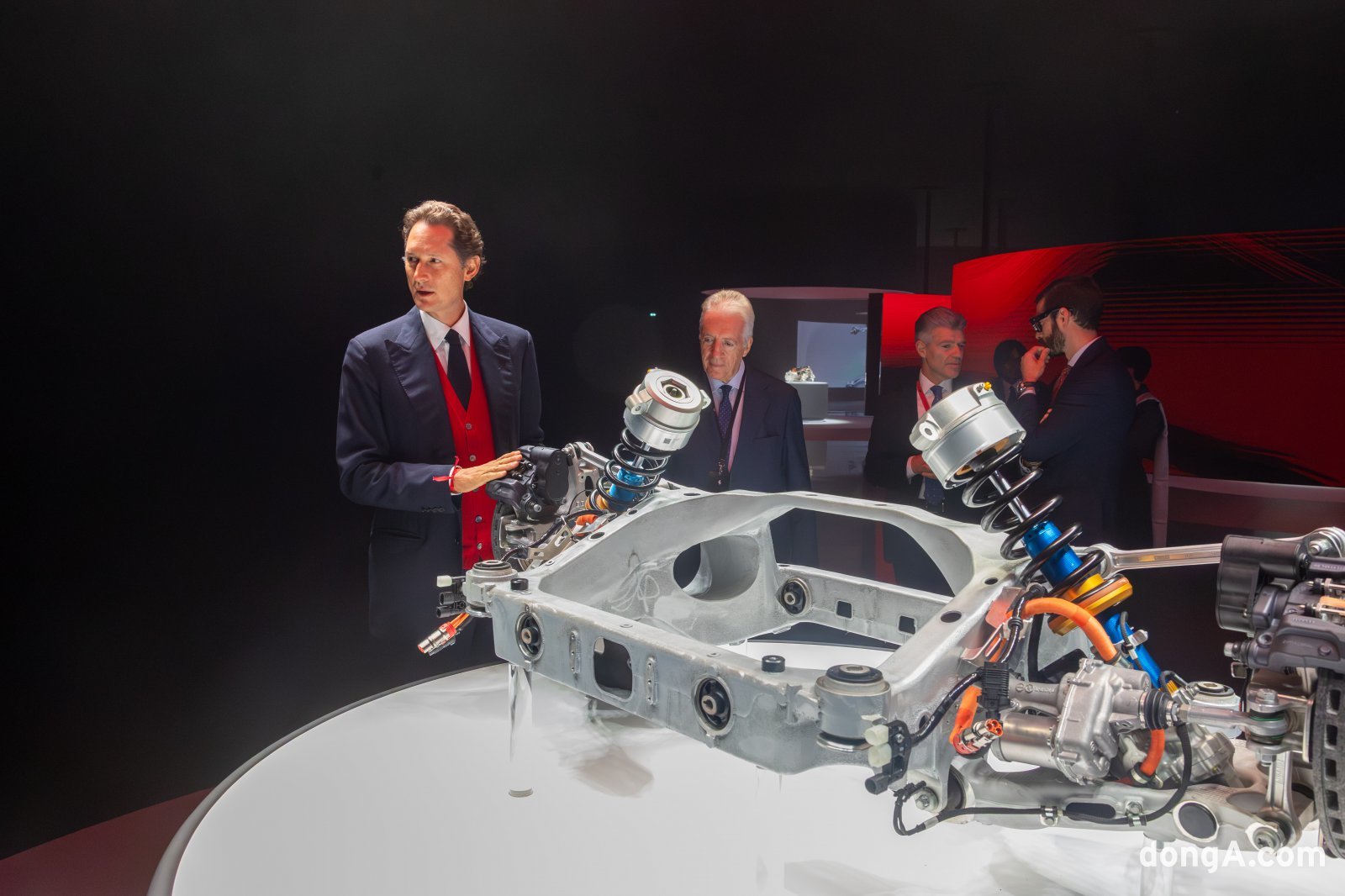 (왼쪽부터)존 엘칸 페라리 회장과 페라리 임원진들.