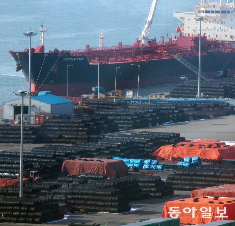 올 초 경기 평택항에서 선적 대기 중인 철강제품. 동아일보DB