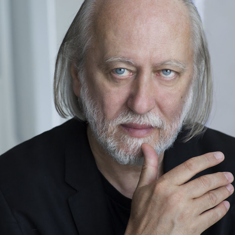 크러스너호르커이 라슬로의 작품은 문단 구분이 없는 것이 대부분이어서 마치 빽빽하게 써 내려간 ‘깜지’를 보는 듯한 시각적 체험을 선사한다. 내년 한국어로 출간 예정인 최신작 ‘헤르슈트 07769’는 원서로 분량이 약 400쪽에 이르는데, 한 문장으로 이뤄져 마침표가 마지막에 한 번 나온다. 사진 출처 작가 공식 홈페이지