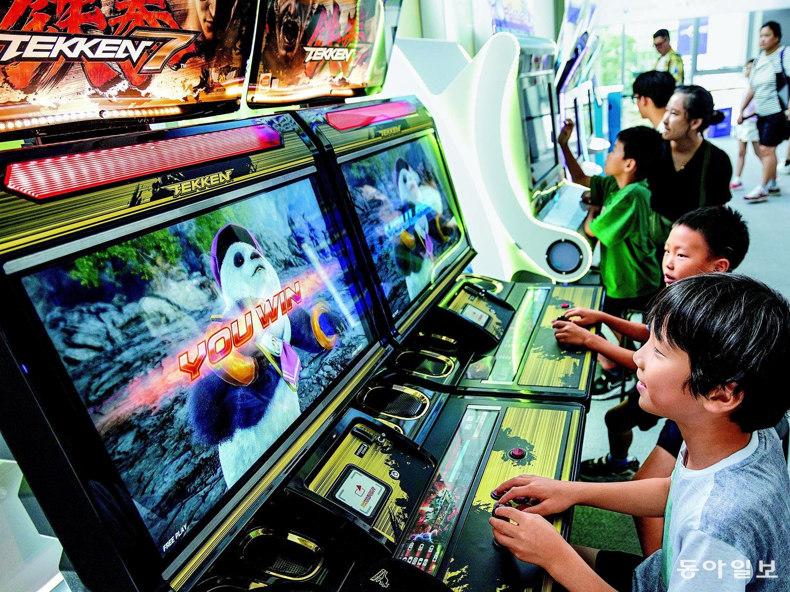 ‘2025 게임문화축제’가 서울 광화문 하이커(HiKR) 그라운드에서 열린 가운데 관람객들이 게임을 체험해보고 있다. 사진은 기사 내용과 관련이 없다. 송은석 기자 silverstone@donga.com