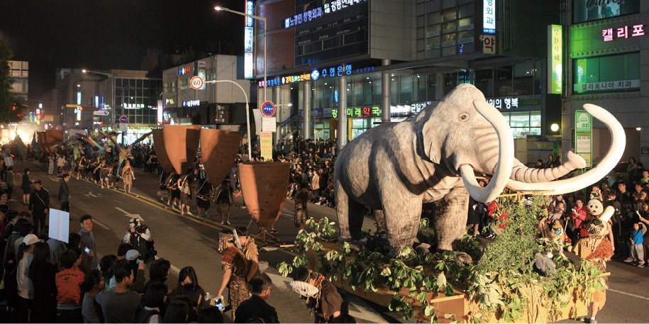 지난해 열린 강동선사문화축제의 ‘선사 바비큐 체험’(위)과 ‘거리퍼레이드’. 강동구 제공