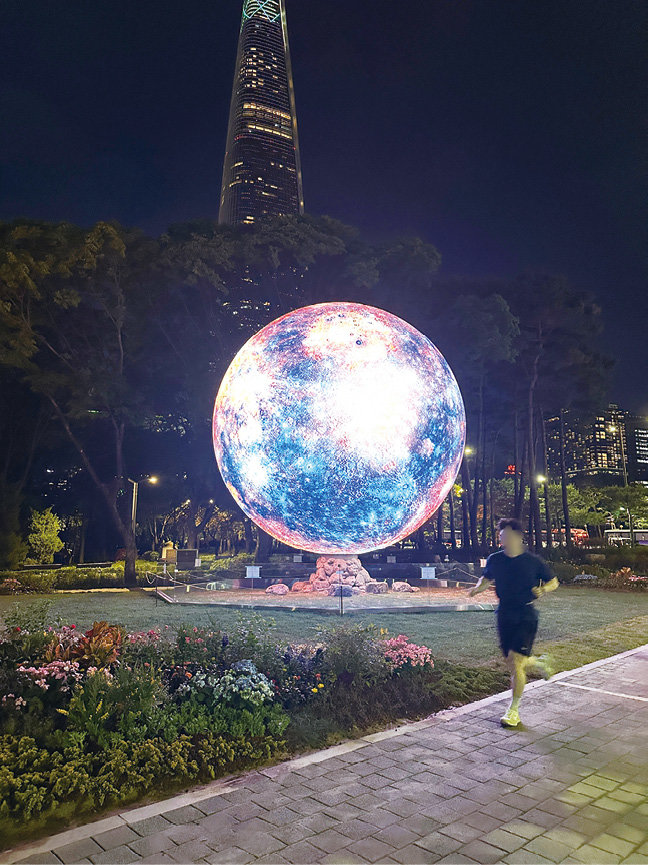 석촌호수에 설치된 구형 미디어아트 ‘더 스피어’. 송파구 제공