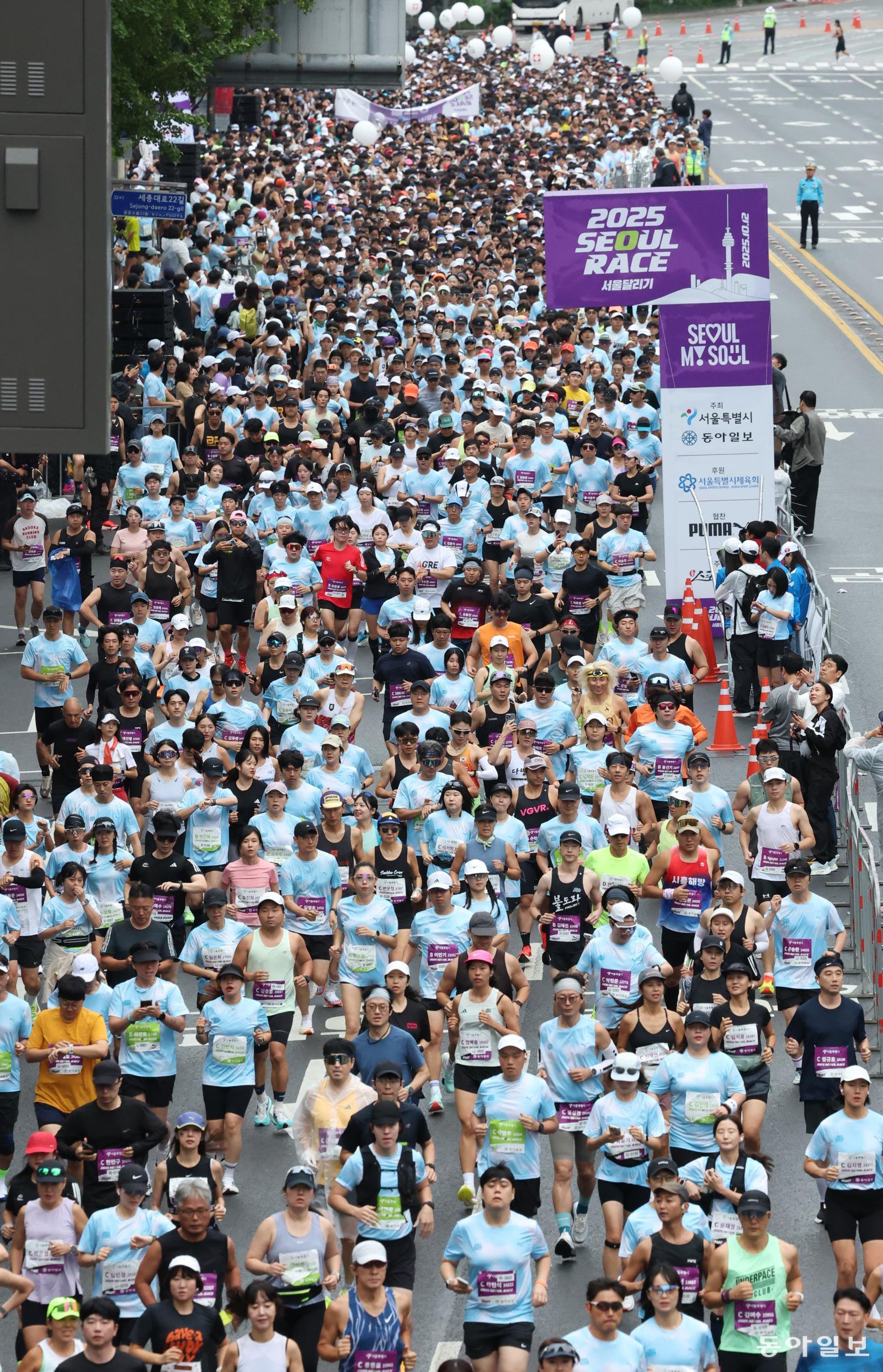 12일 열린 2025 서울달리기에 참가한 러너들이 서울 청계광장 앞 세종대로를 출발하고 있다. 올해 대회에는 하프코스와 11㎞  코스 두 개 부문을 합쳐 역대 최다인 1만2800여 명이 참가했다. 최혁중 기자 sajinman@donga.com