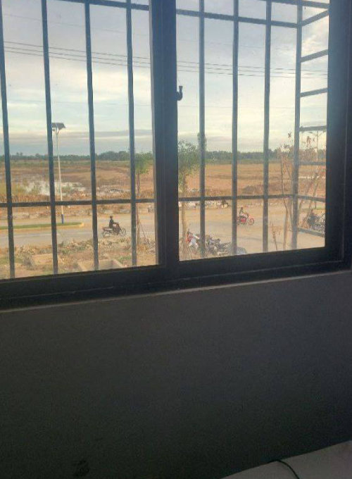 지난해 캄보디아 현지 범죄조직에 감금됐다가 탈출한 정민수(가명) 씨가 직접 촬영한 캄보디아 ‘웬치(범죄 단지)’ 내부 사진. 외부로 빠져나가지 못하도록 창문에 쇠창살이 설치돼 있다. 독자 제공